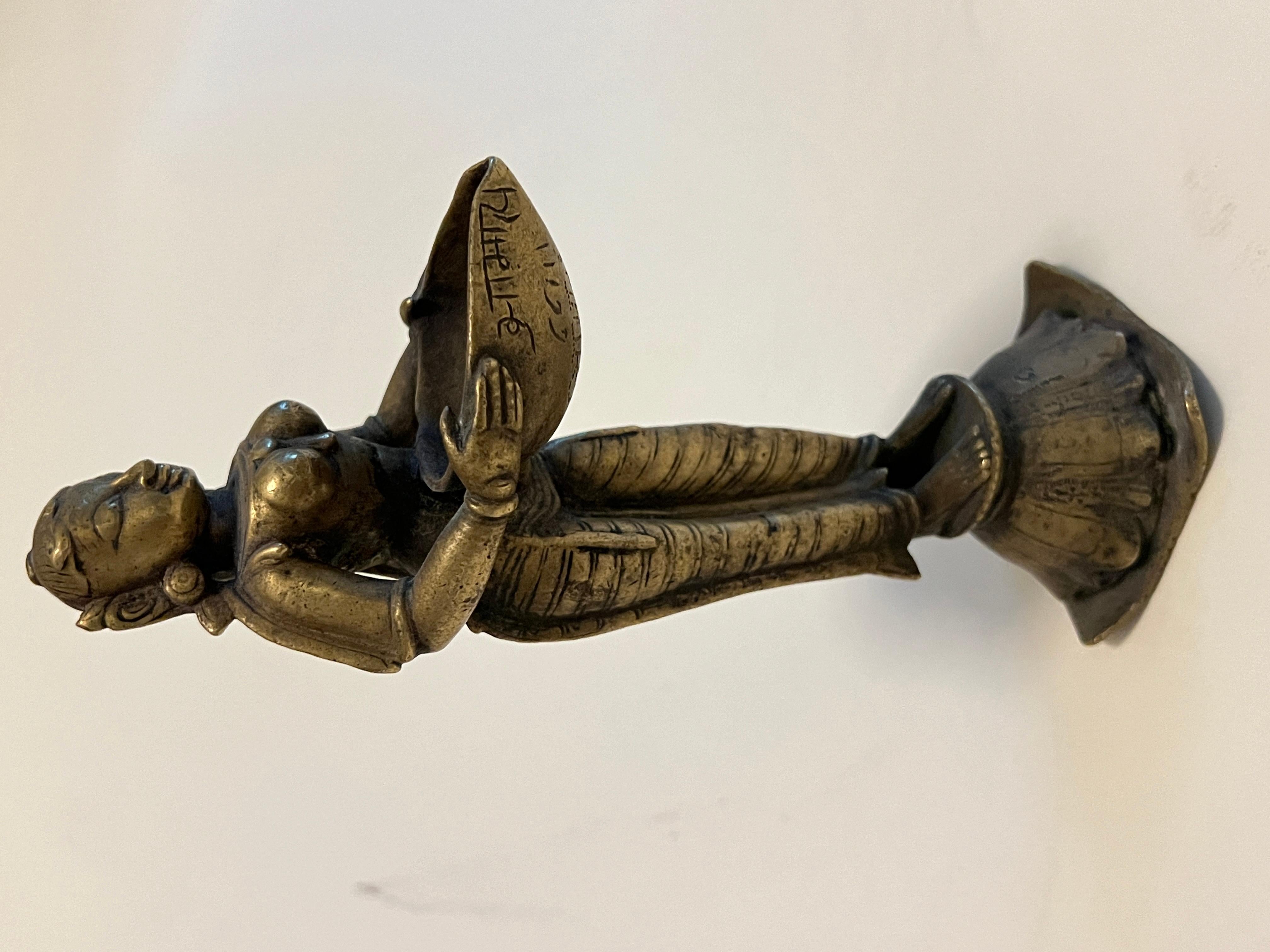 Figura in bronzo di Lakshmi che regge una lampada, India, XVIII secolo in vendita 8