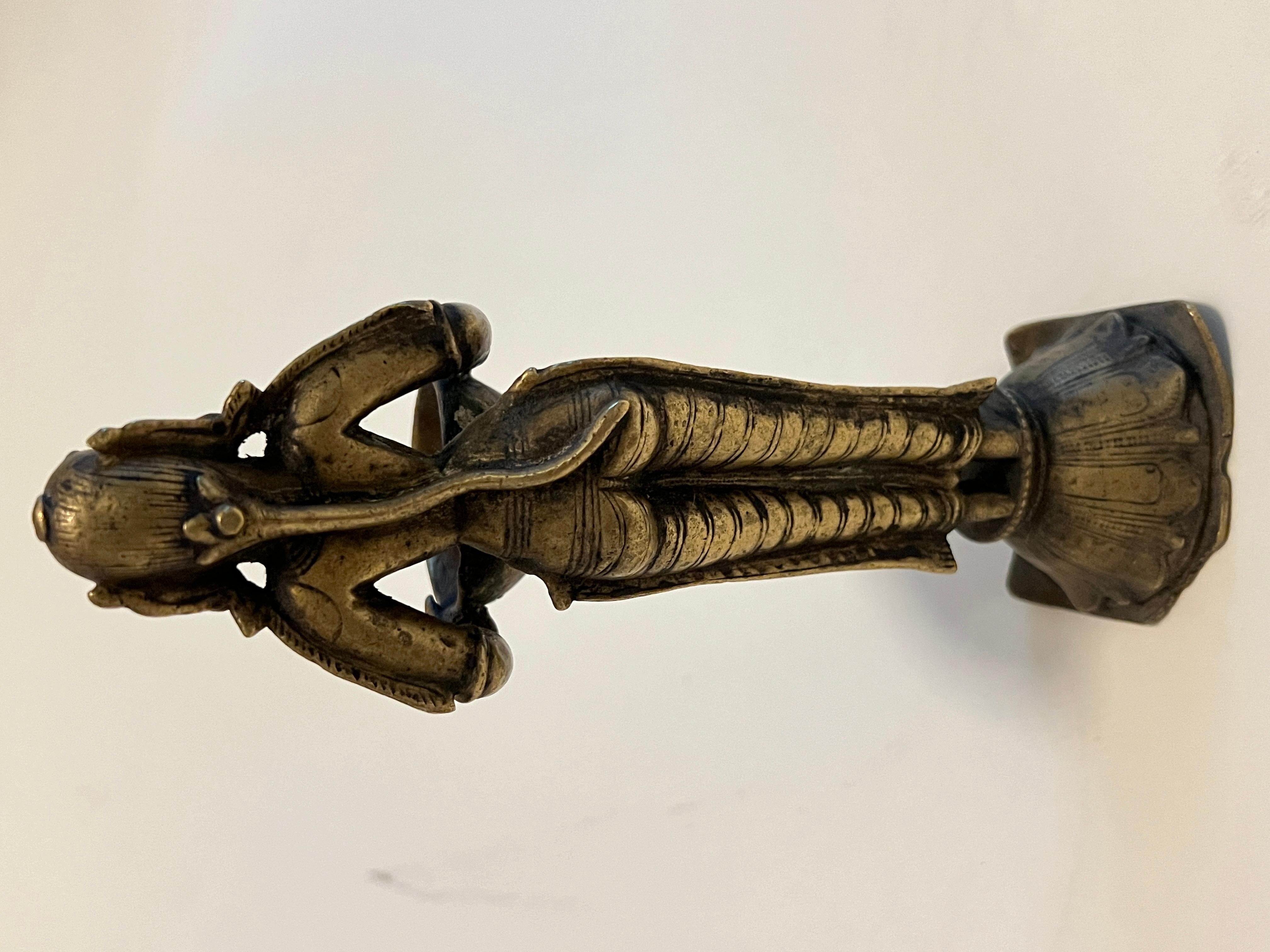 Figura in bronzo di Lakshmi che regge una lampada, India, XVIII secolo in vendita 9
