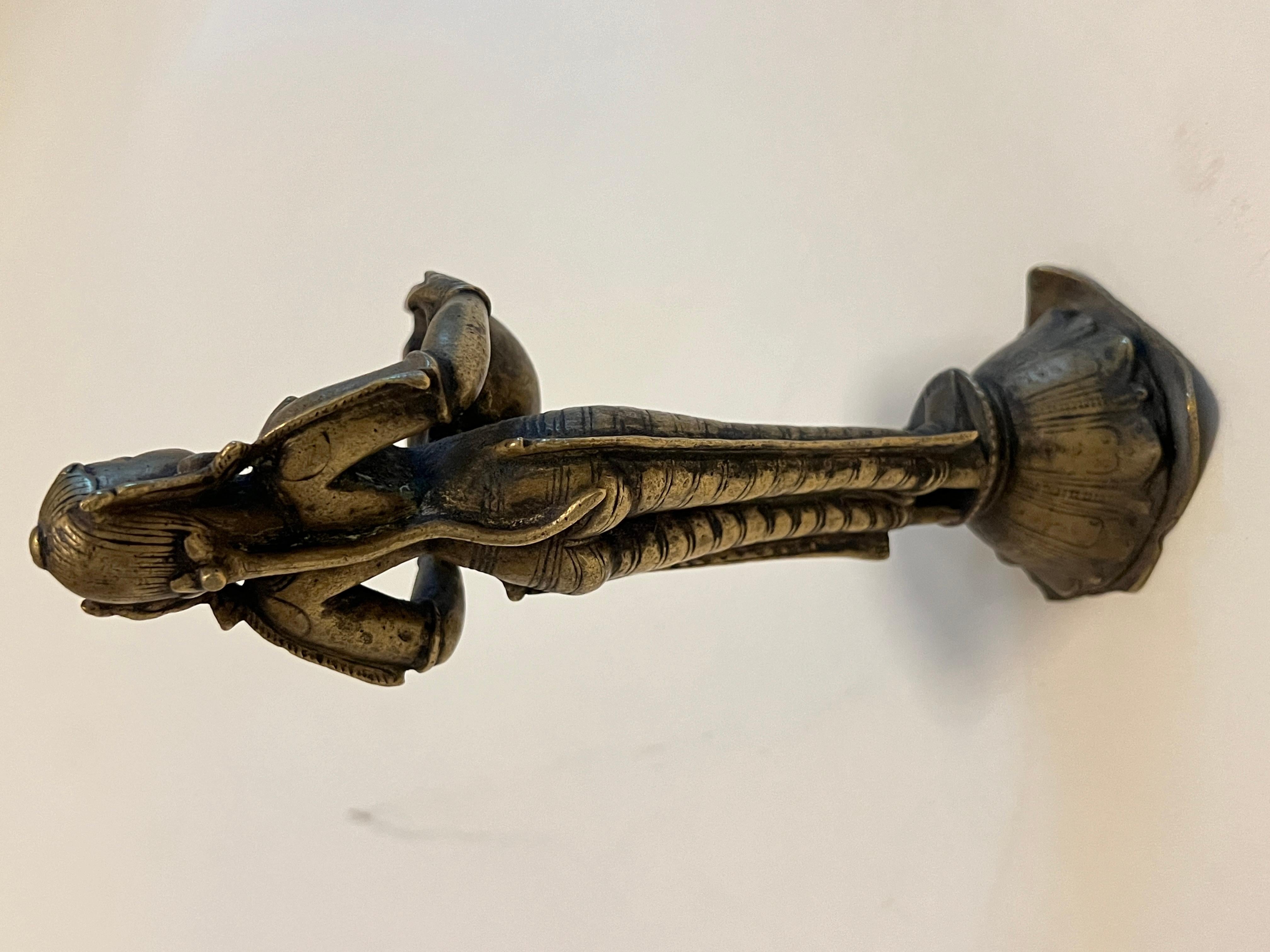 Figura in bronzo di Lakshmi che regge una lampada, India, XVIII secolo in vendita 10