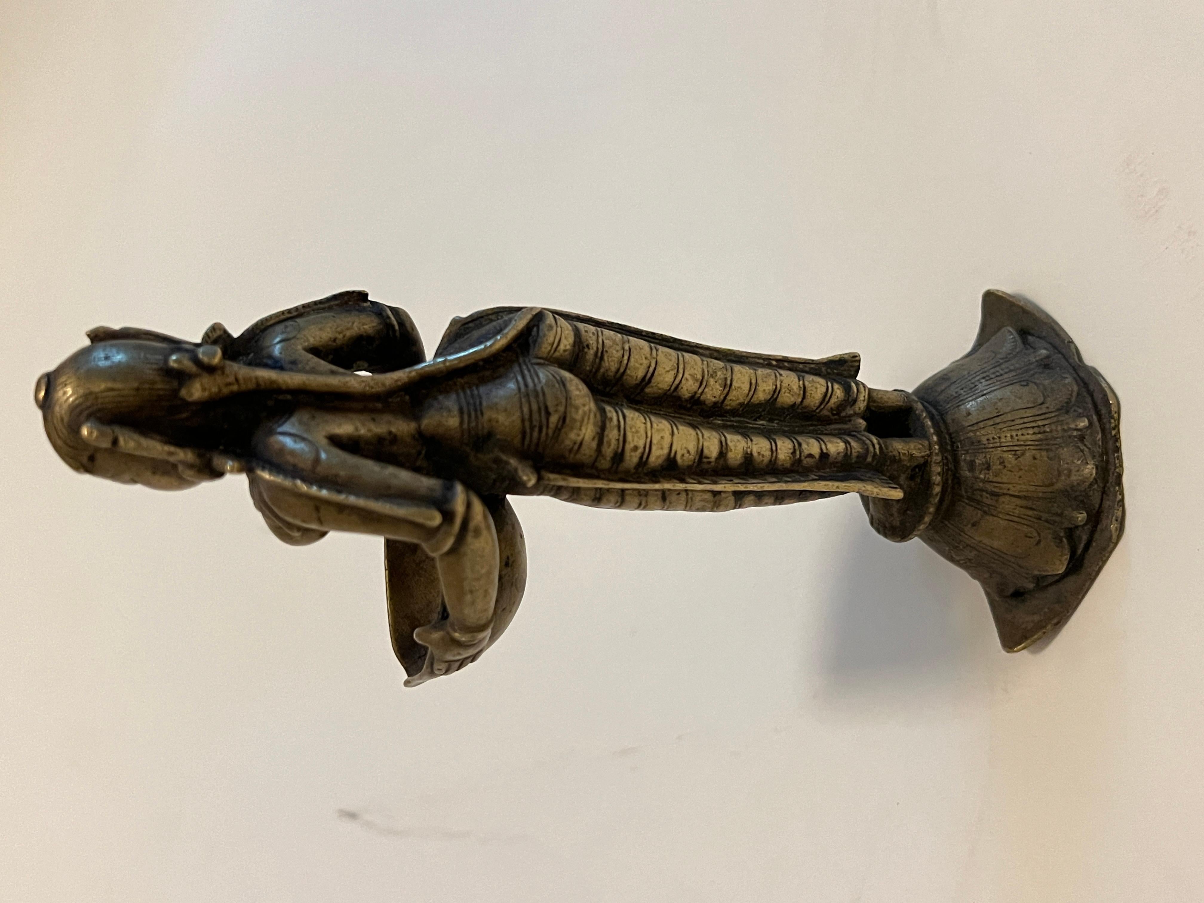 Figura in bronzo di Lakshmi che regge una lampada, India, XVIII secolo in vendita 11