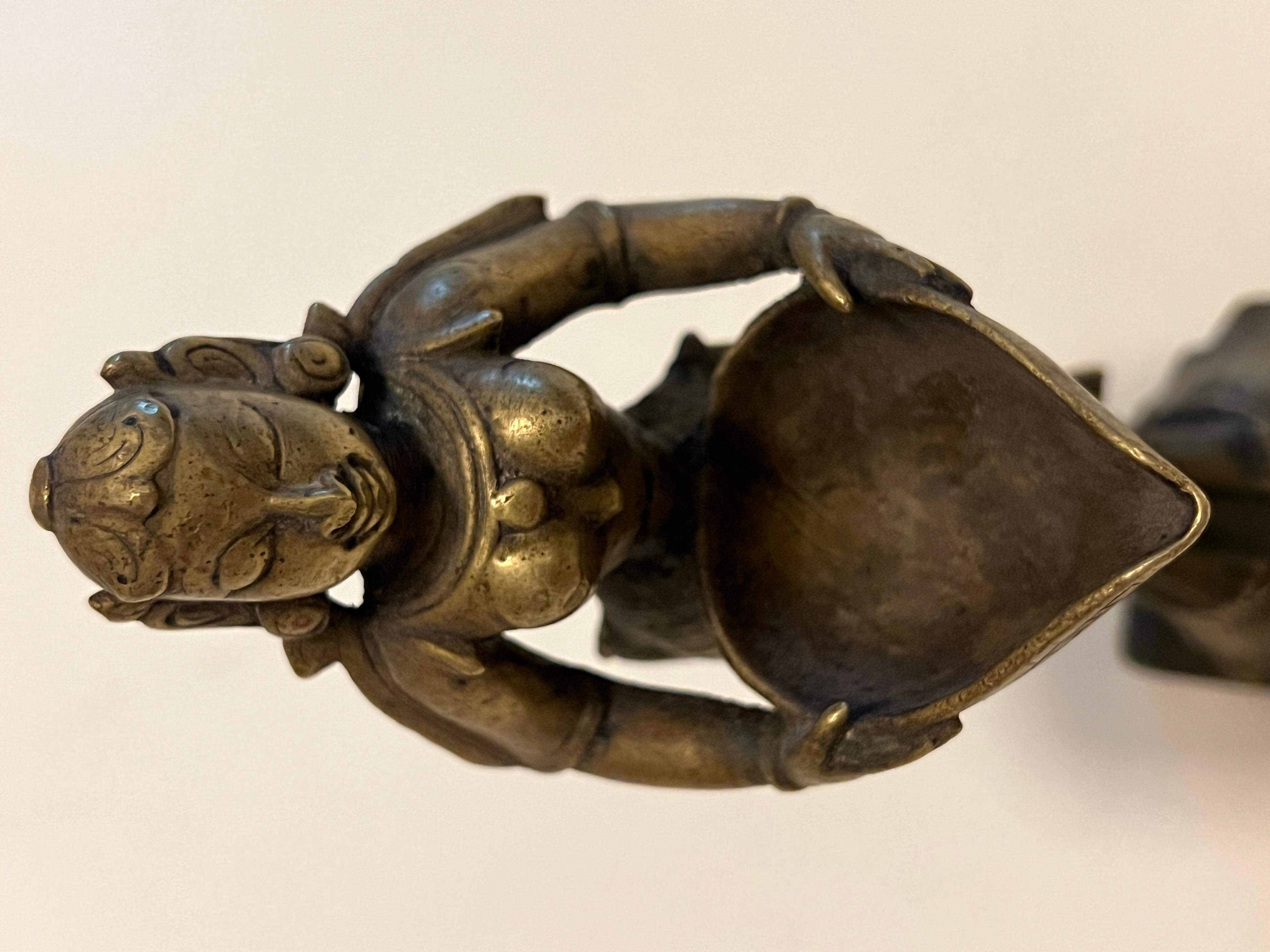 Figura in bronzo di Lakshmi che regge una lampada, India, XVIII secolo in vendita 12