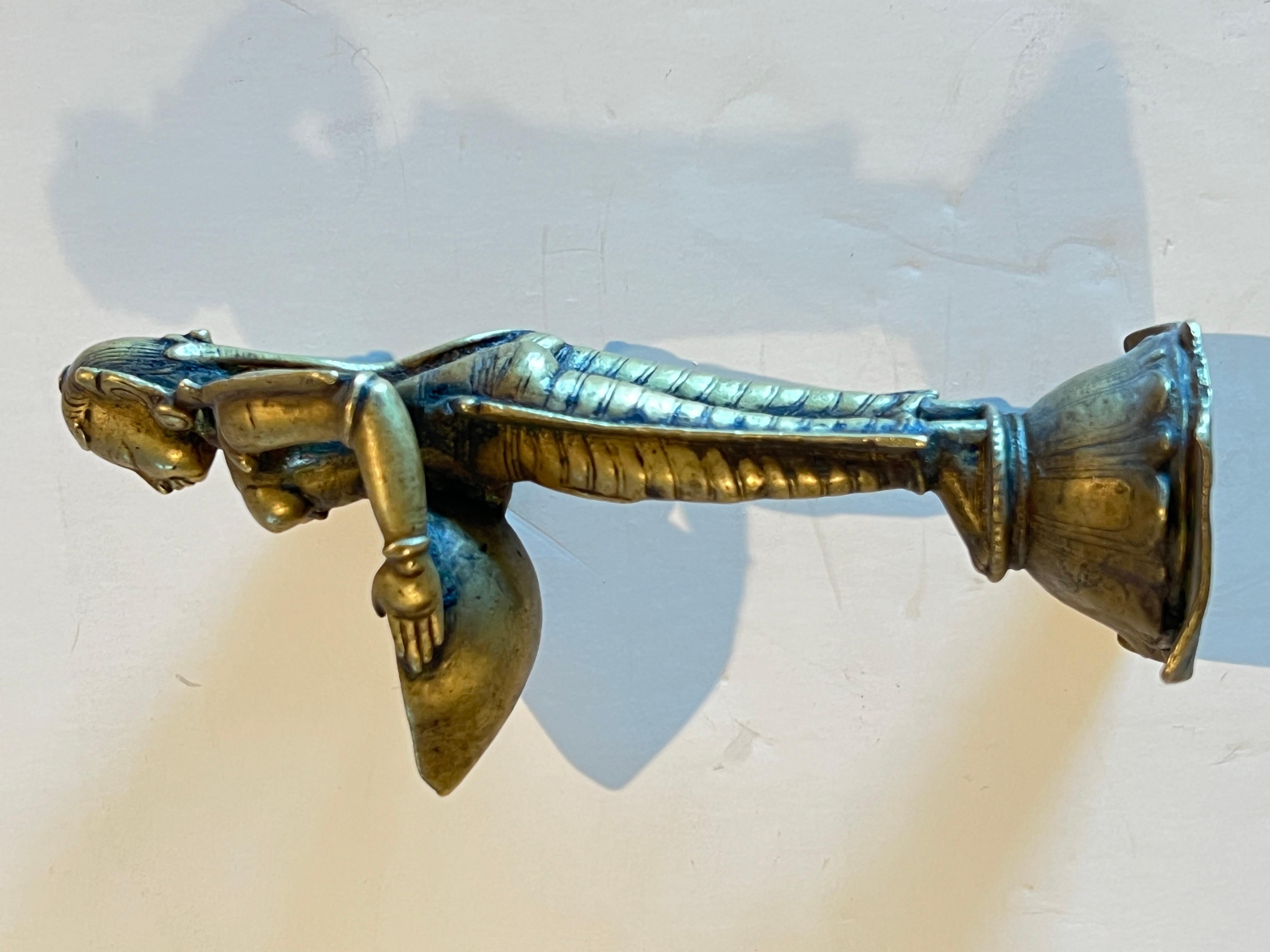 Tribale Figura in bronzo di Lakshmi che regge una lampada, India, XVIII secolo in vendita