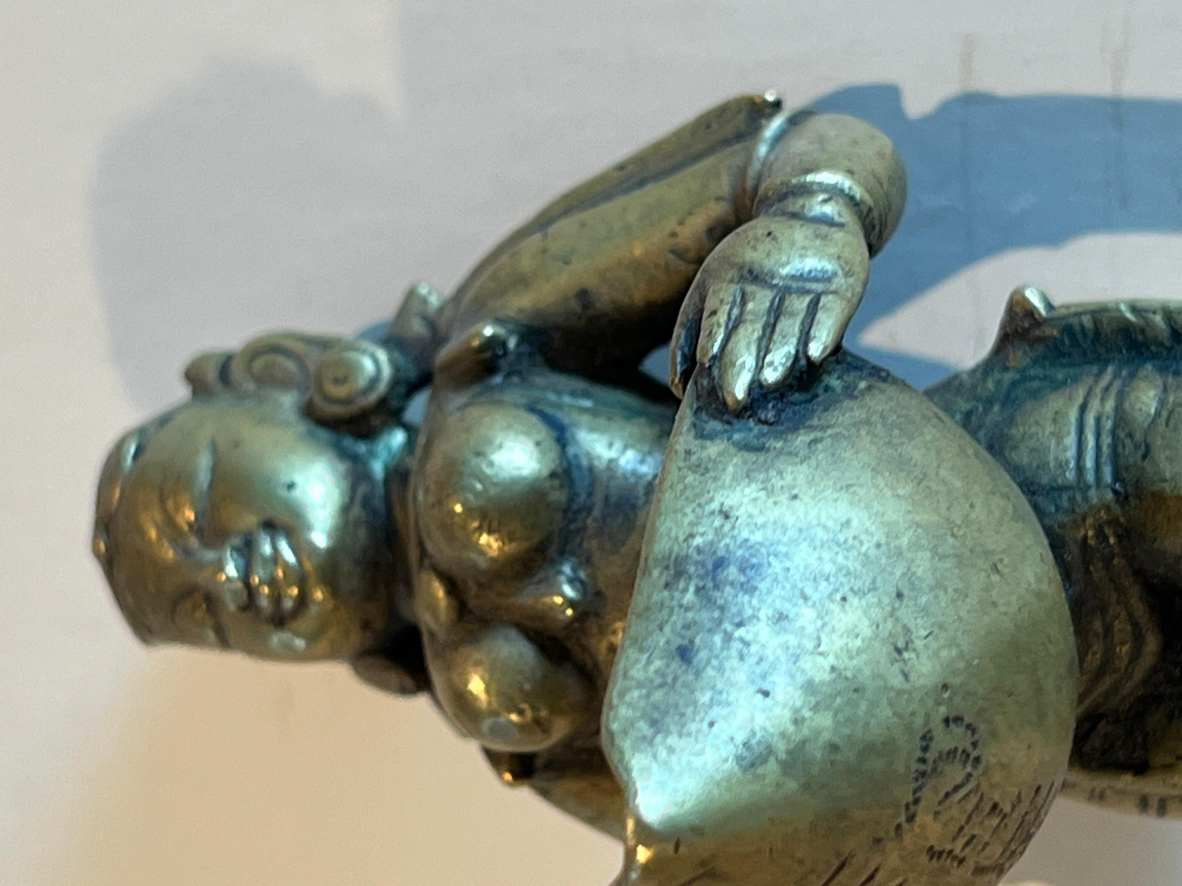 Calco Figura in bronzo di Lakshmi che regge una lampada, India, XVIII secolo in vendita