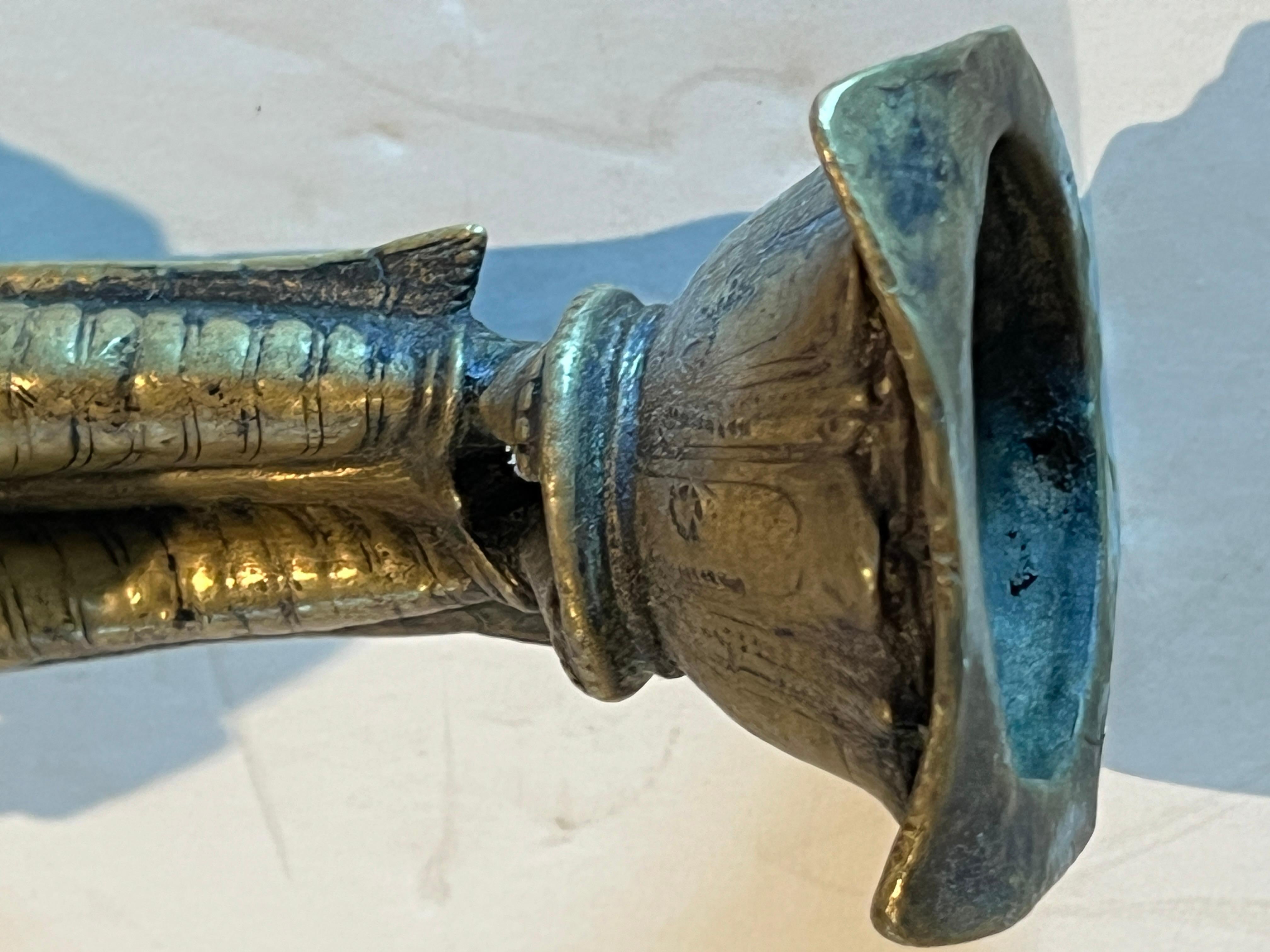 Figura in bronzo di Lakshmi che regge una lampada, India, XVIII secolo In condizioni deteriorate in vendita a Miami Beach, FL