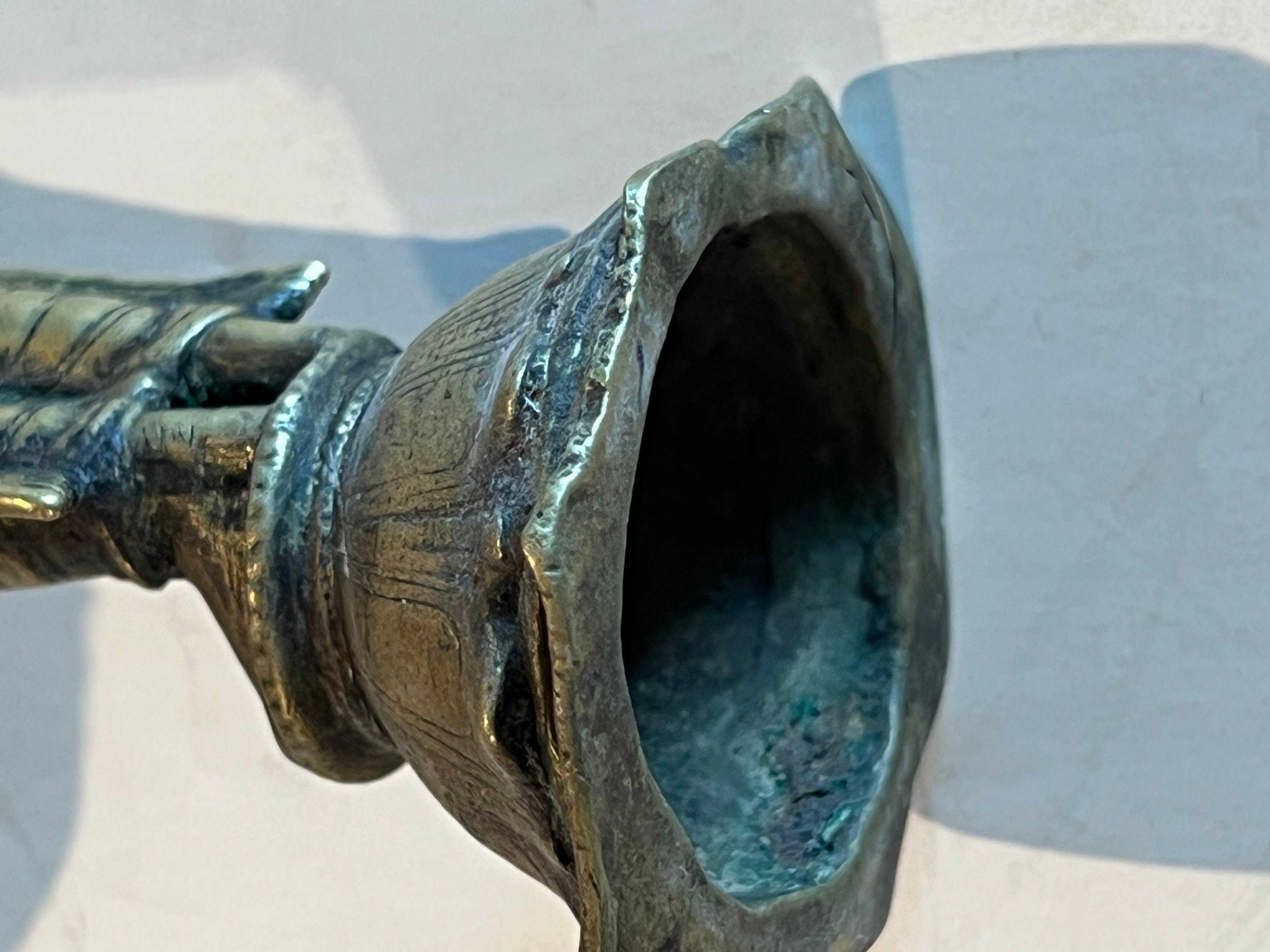 XIX secolo Figura in bronzo di Lakshmi che regge una lampada, India, XVIII secolo in vendita