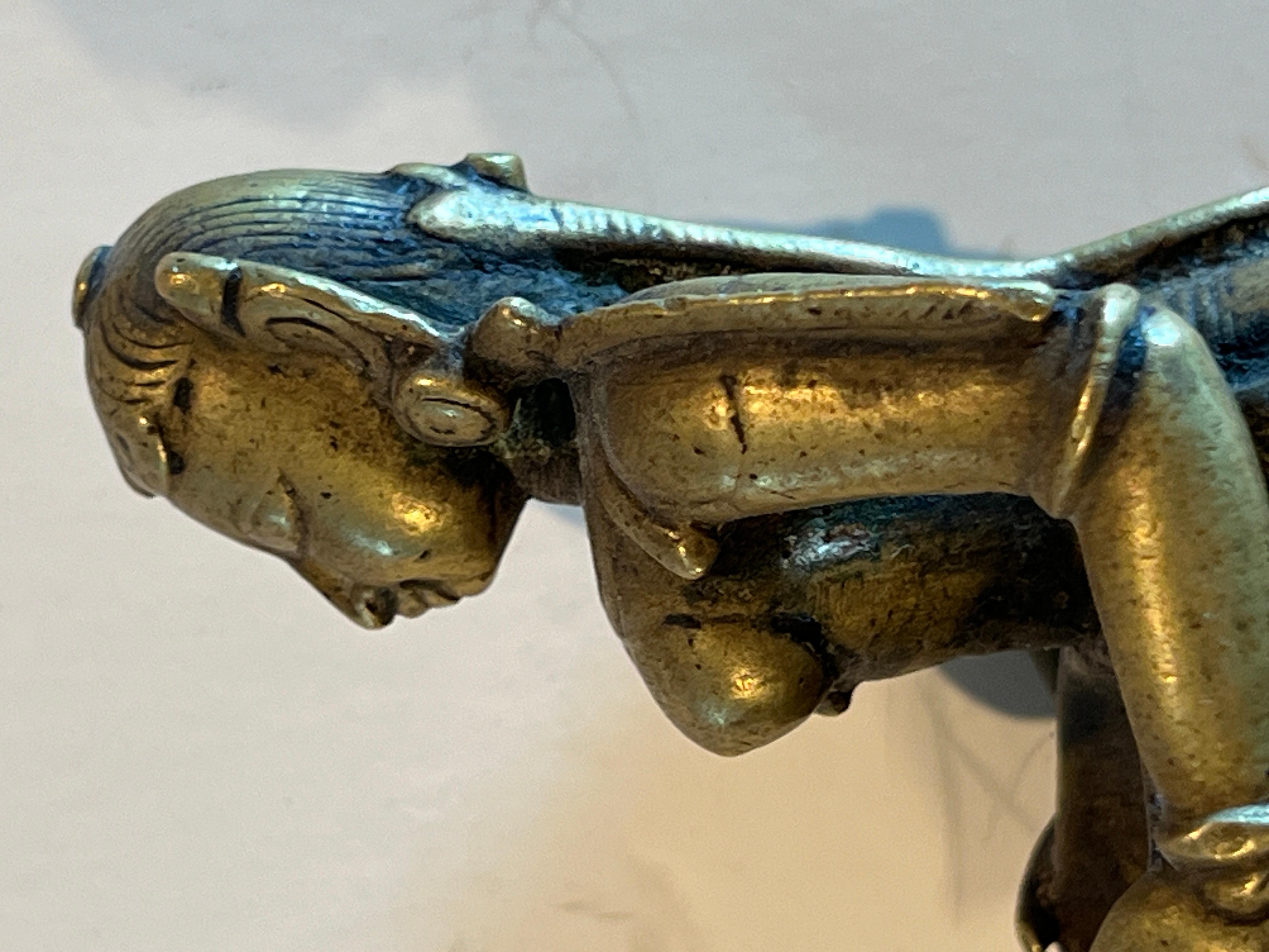 Bronzo Figura in bronzo di Lakshmi che regge una lampada, India, XVIII secolo in vendita