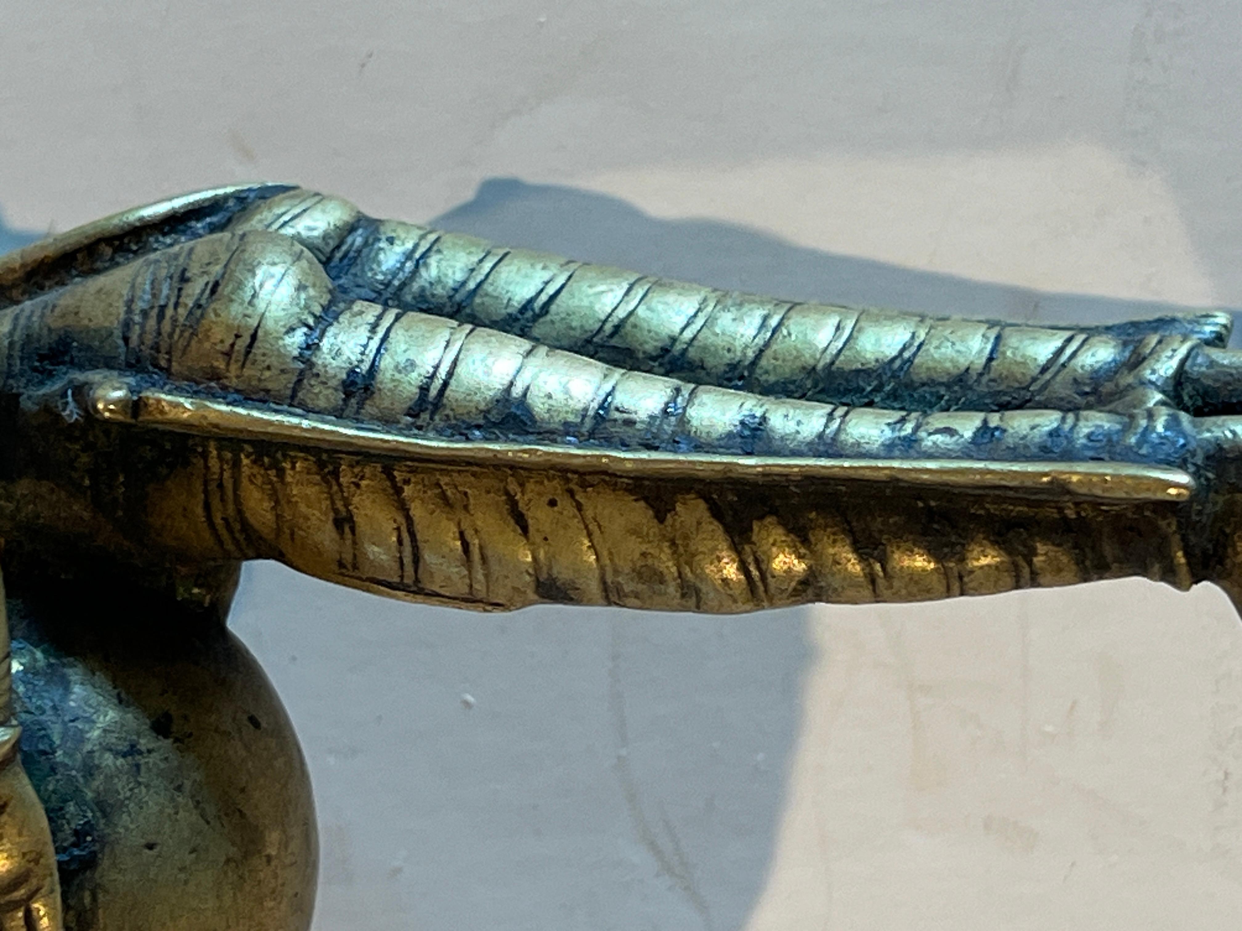 Figura in bronzo di Lakshmi che regge una lampada, India, XVIII secolo in vendita 1