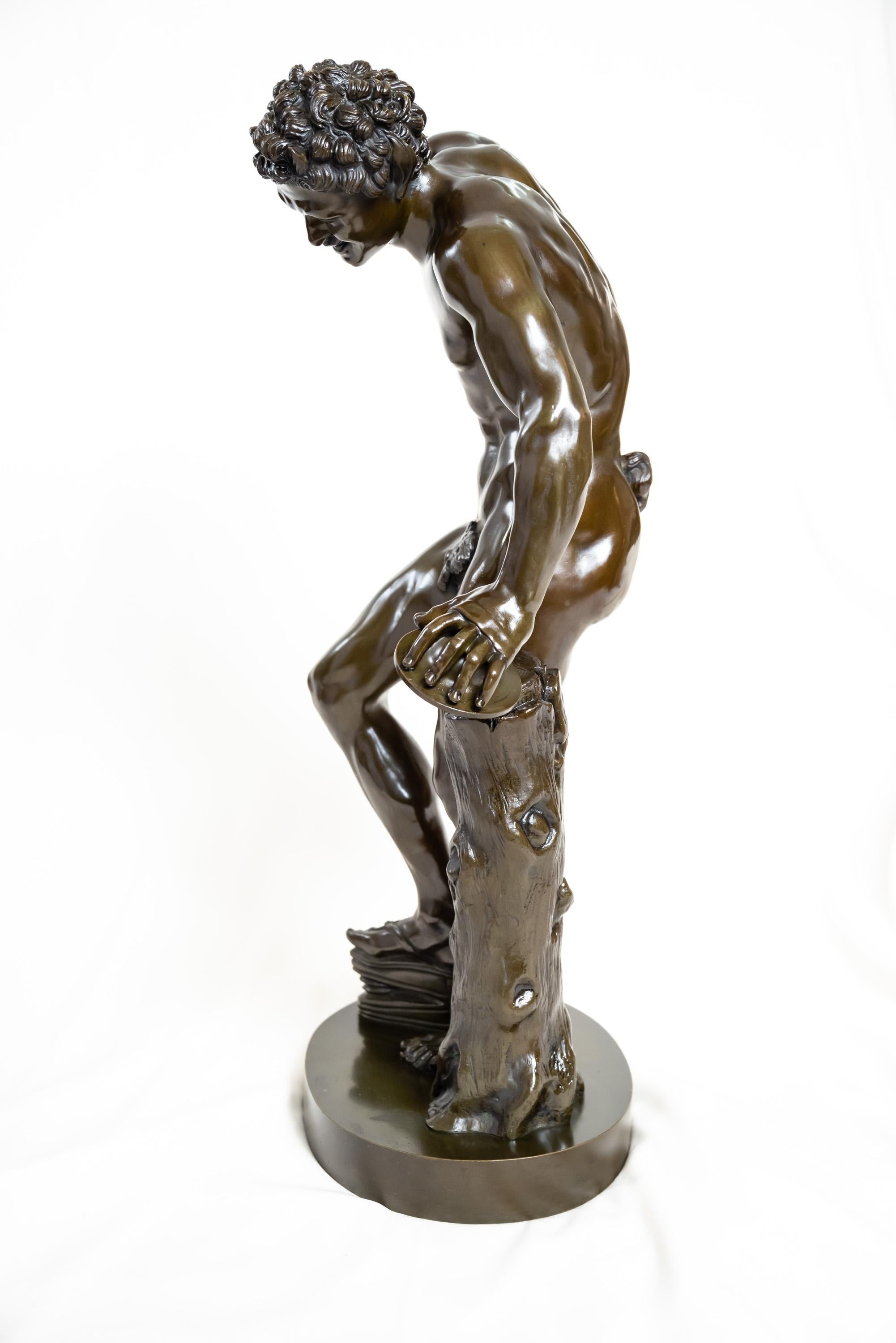 Figure en bronze du Faune dansant avec des cymbales, patine brun foncé. Elle est réalisée d'après le modèle de Massimiliano Soldani (italien, 1656-1740), sur une base ovale, signée Duchemin, d'après Isaac Duchemin.