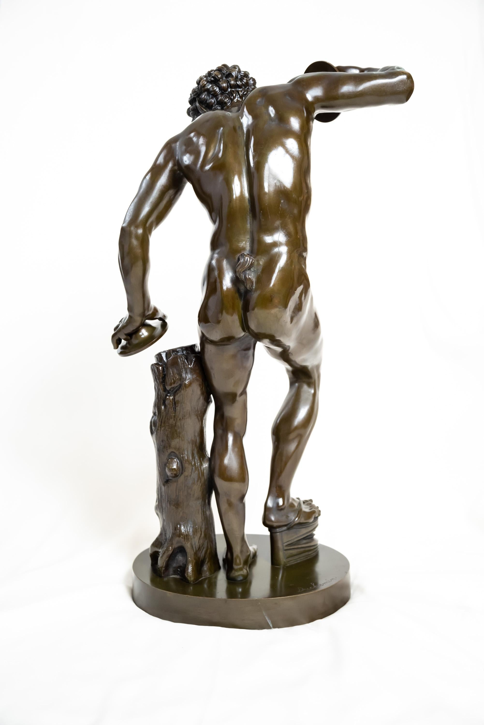 Patinato Figura in bronzo di Fauno danzante con cimbali in vendita