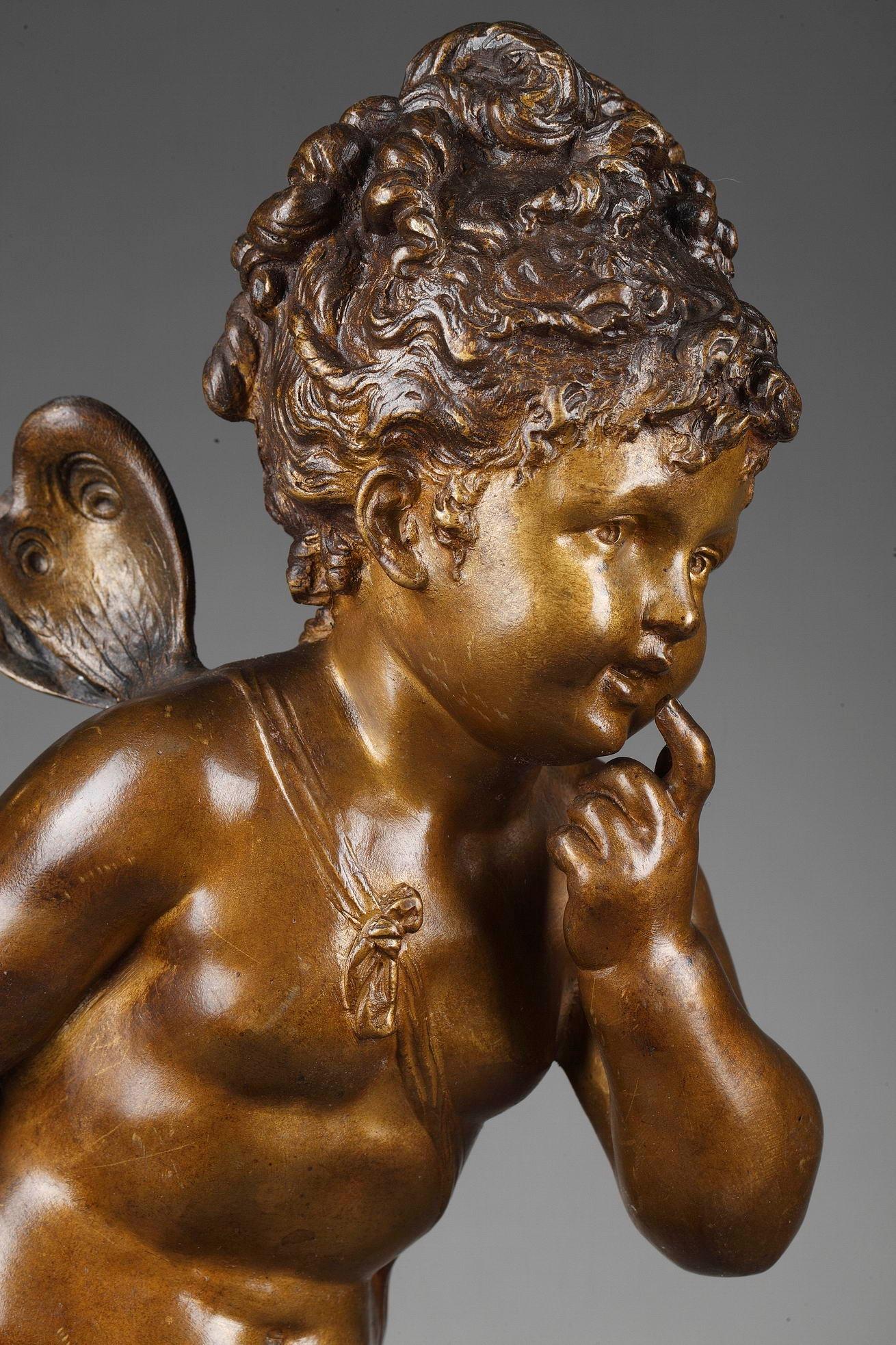 Diese braun und gold patinierte Bronzefigur wurde von dem französischen Bildhauer Paul Duboy geschaffen. Es zeigt ein kleines Mädchen, Psyche, das auf einem naturalistischen Sockel steht. Die Bronzeskulptur steht auf einem runden Marmorsockel.