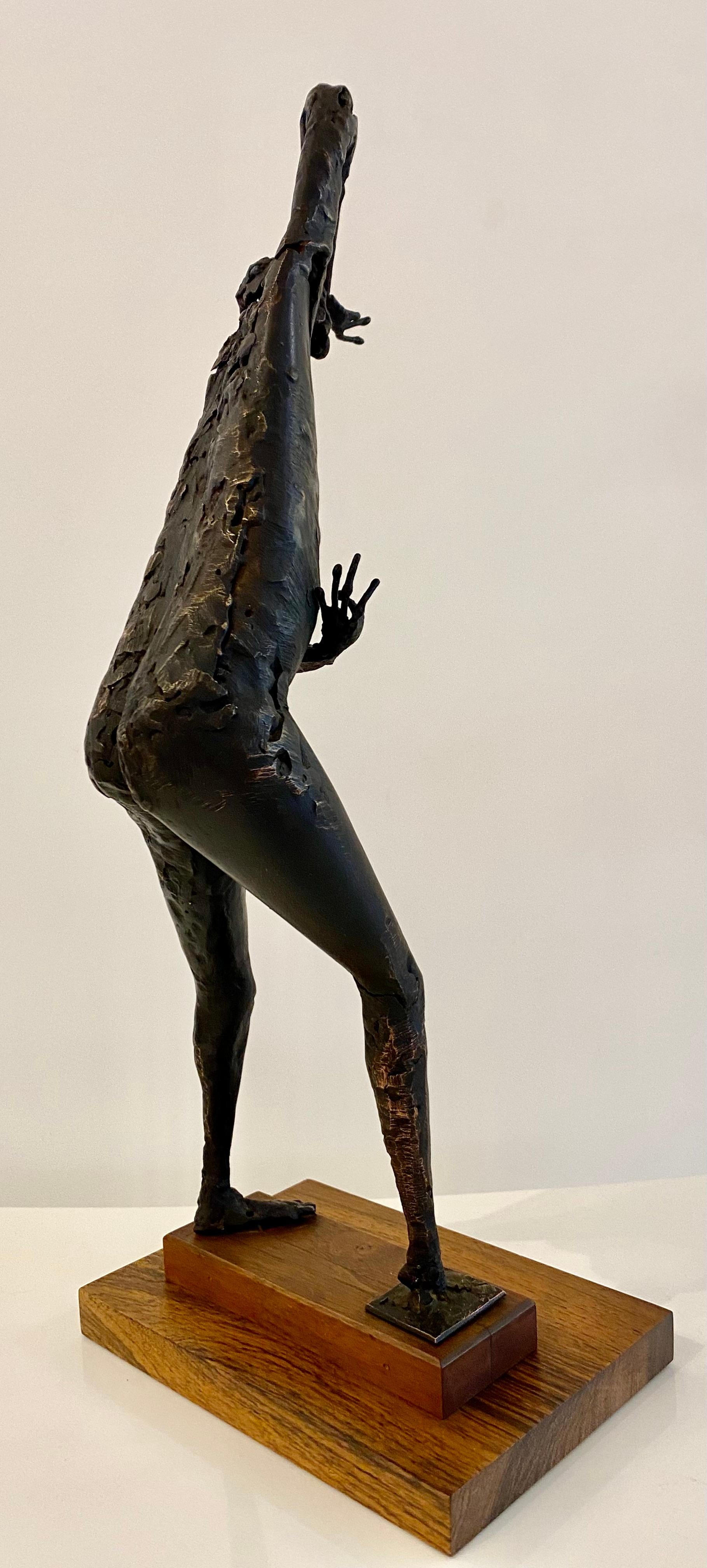 Mid-Century Modern Figure en bronze sur socle en bois, signée Robert Stoller (1934-) en vente