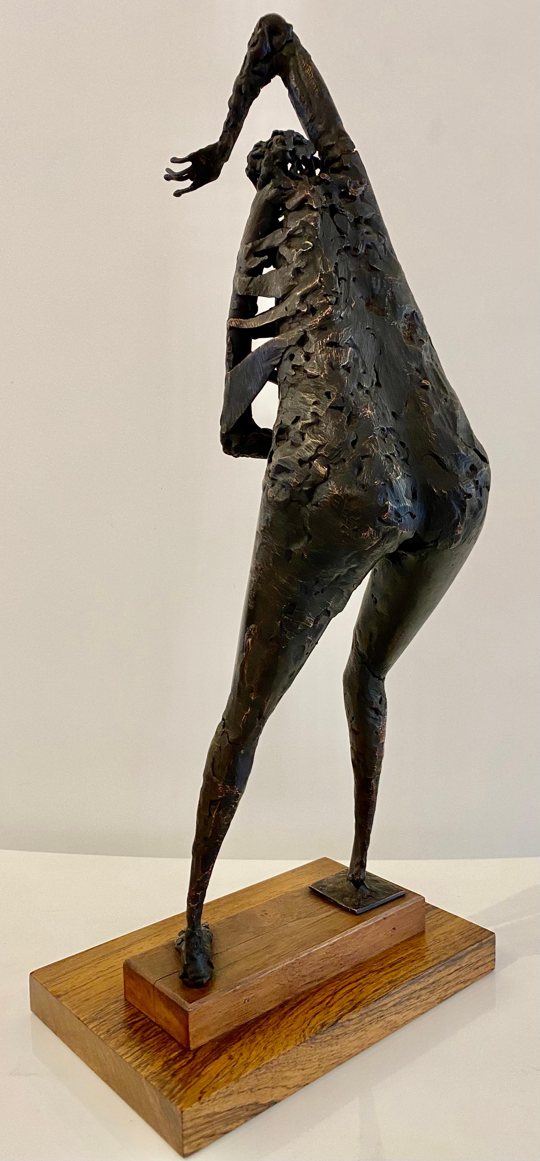 Patiné Figure en bronze sur socle en bois, signée Robert Stoller (1934-) en vente