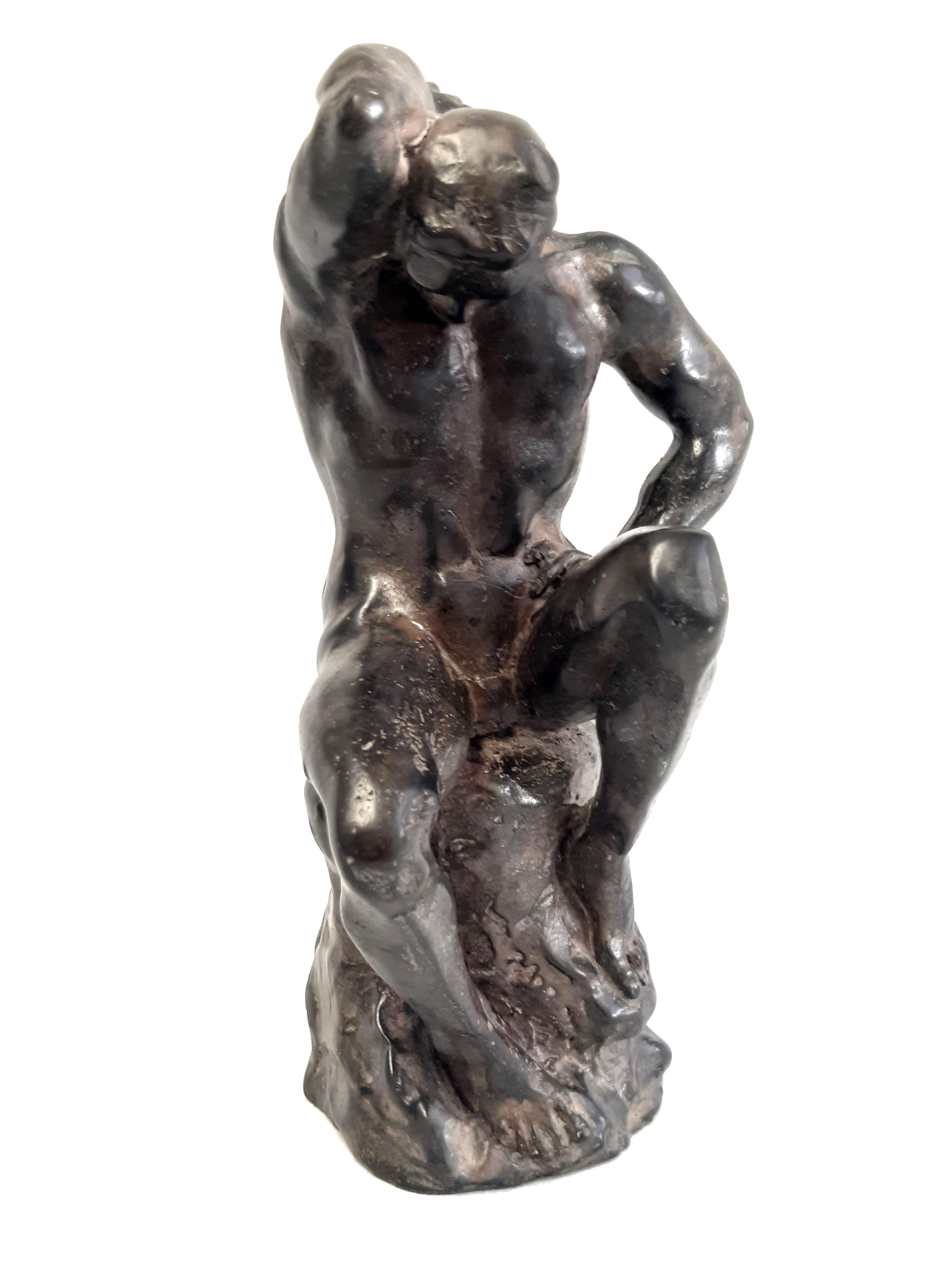 Seltene nuanciert braungrün patinierte Bronzeskulptur eines muskulösen, nackten, sitzenden Mannes von PIERRE CHENET, signiert, um 1930