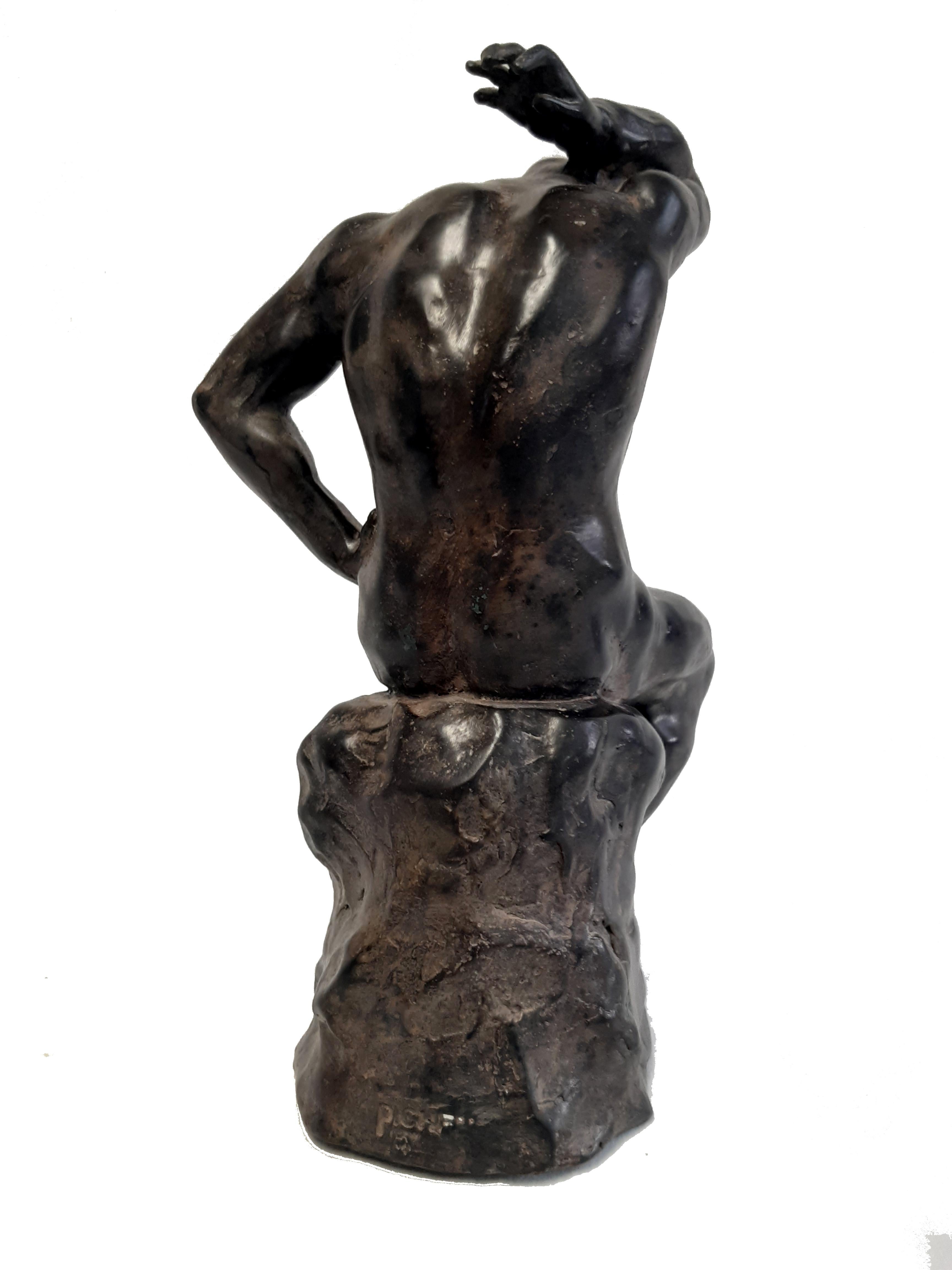 Bronzefigur P.Chenet SITTING MAN (Art déco) im Angebot