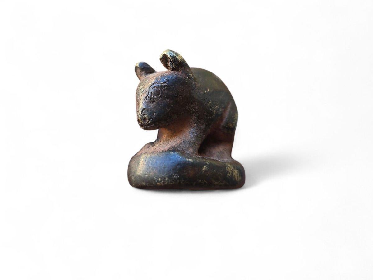 Una curiosa figura in bronzo massiccio che funge da contrappeso in una bilancia da oppio, risalente al XIX secolo. Rappresenta un animale in forma simbolica con un design compatto e una ricca patina, che ne attesta l'antichità e l'uso rituale o