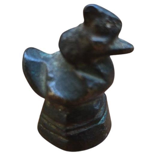 
Figurina in bronzo per pesare l'oppio - XIX secolo
Dimensioni: 3 x 2 x 2 cm

Una curiosa figura in bronzo massiccio utilizzata come contrappeso in una bilancia da oppio, risalente al XIX secolo. Raffigura un uccello in forma simbolica (secondo la