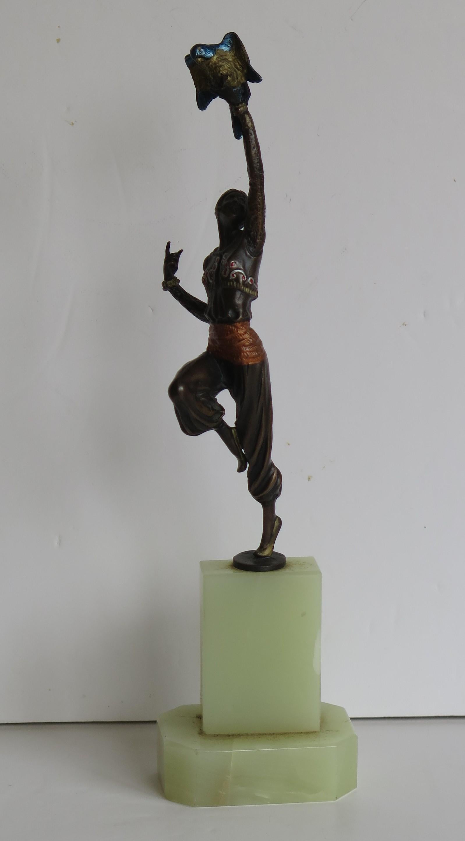Il s'agit d'une figurine en bronze peinte à froid représentant une danseuse turque avec un perroquet, par ou après Paul Philippe, fabriquée en France dans la période Art Déco, vers 1920.

La figurine est magnifiquement sculptée par ou d'après Paul