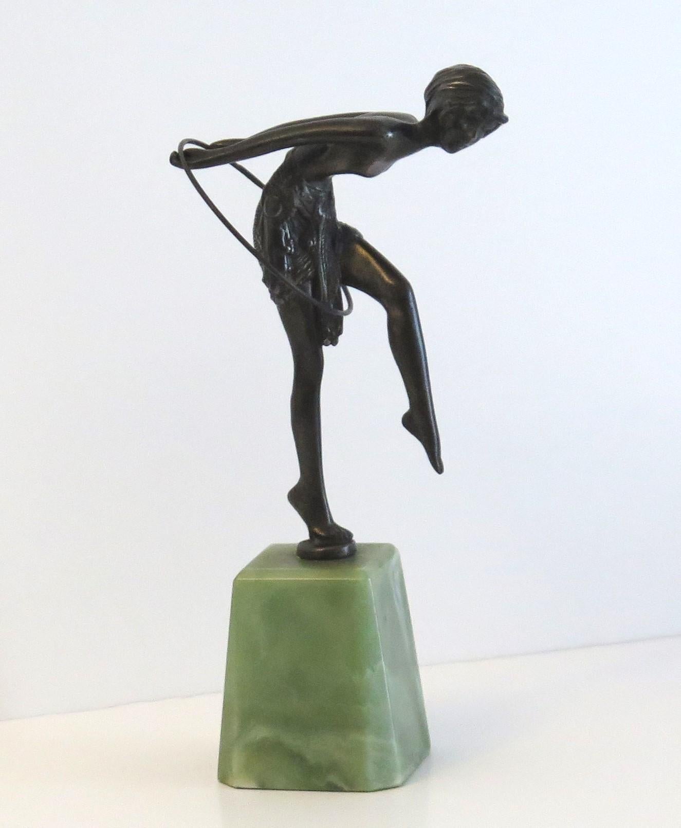 Si tratta di una statuetta in bronzo massiccio di una danzatrice chiamata Hoop Girl dopo D. H. Chiparus, su una base in onice, risalente al periodo Art Deco, dal 1925 al 1935 circa.

La figura è splendidamente scolpita con ottimi dettagli, come la