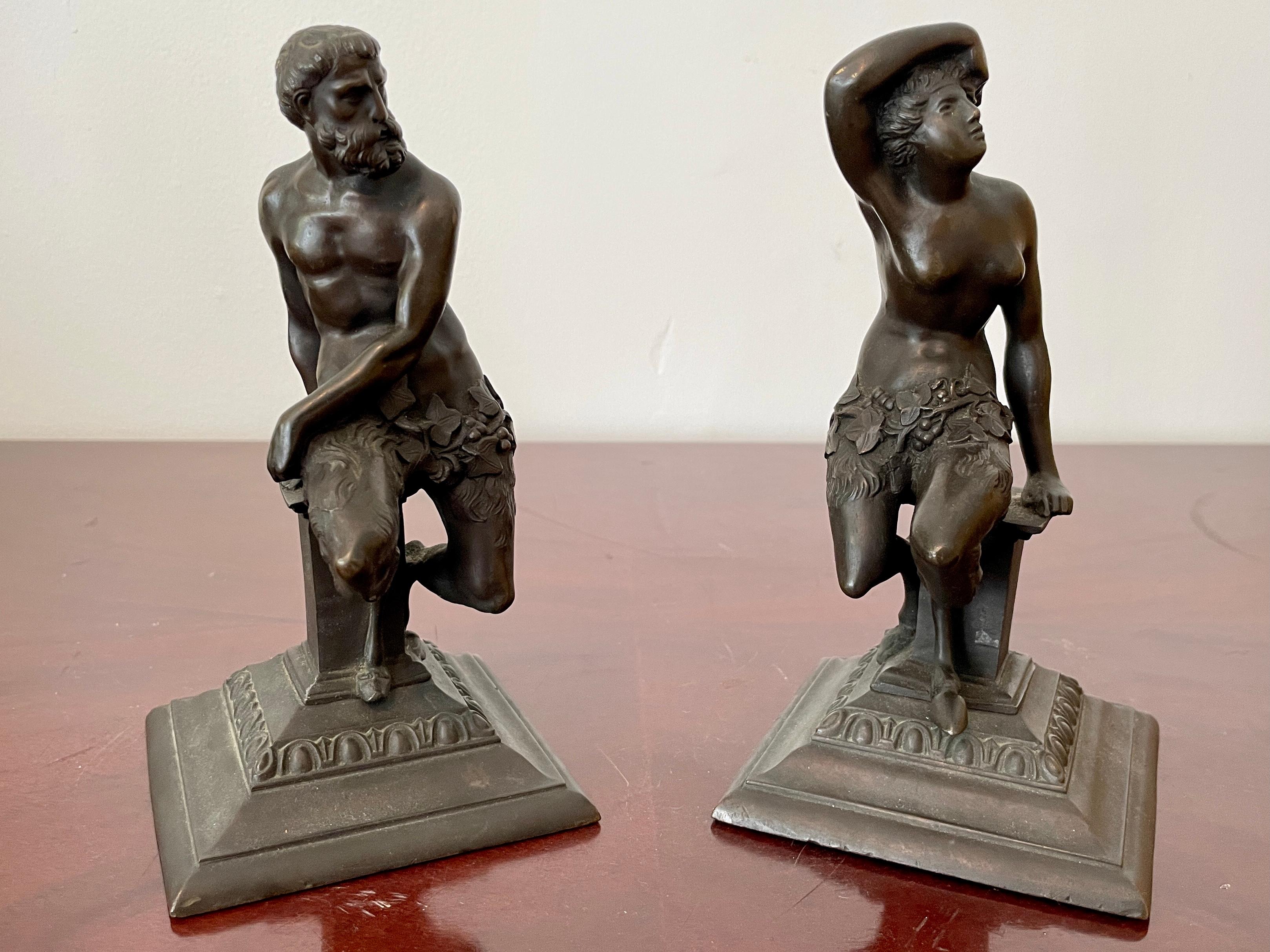 Milieu du XXe siècle Figurines d'homme et de femme en bronze - une paire en vente