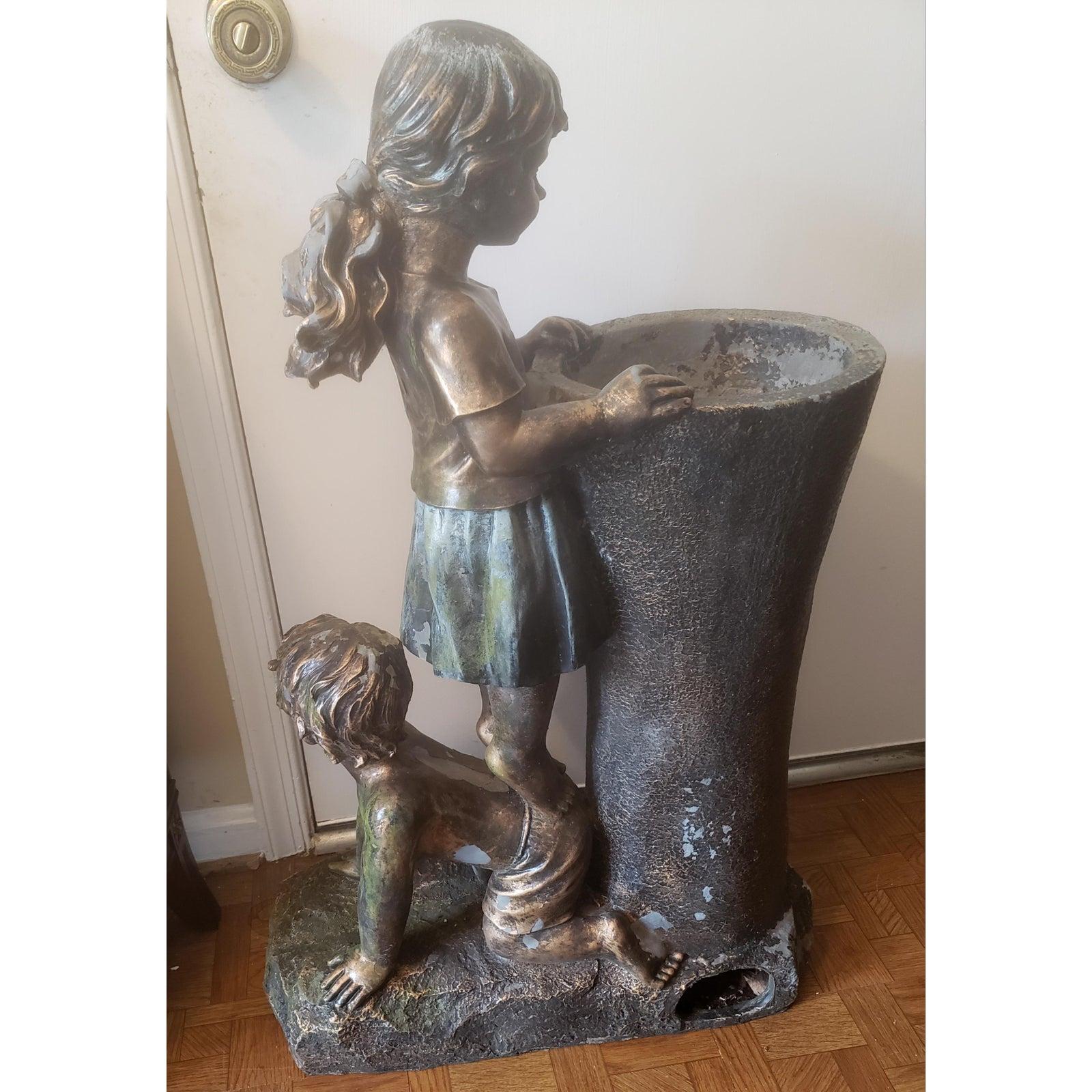 Rococo Statue de fontaine à eau garçon et fille, finition en bronze en vente