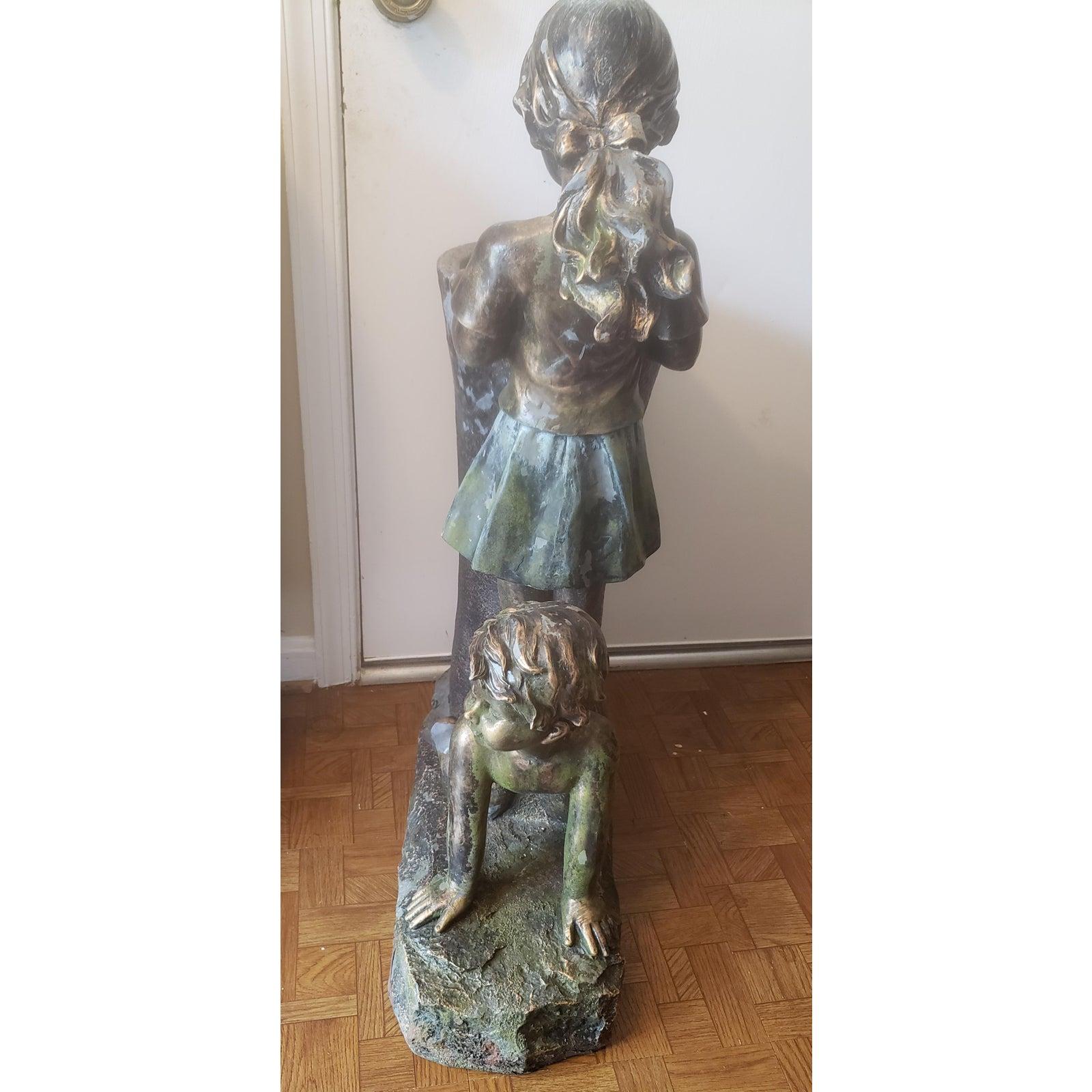 Moulage Statue de fontaine à eau garçon et fille, finition en bronze en vente