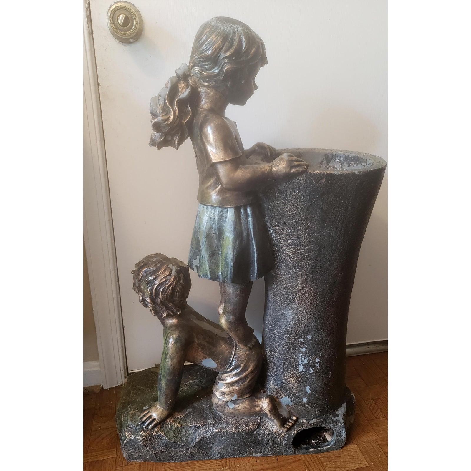 Résine Statue de fontaine à eau garçon et fille, finition en bronze en vente
