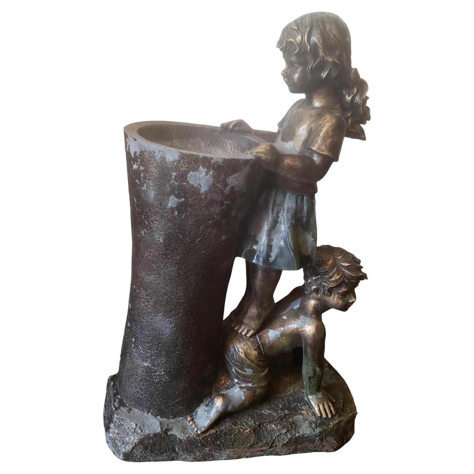 Statue de fontaine à eau garçon et fille, finition en bronze en vente