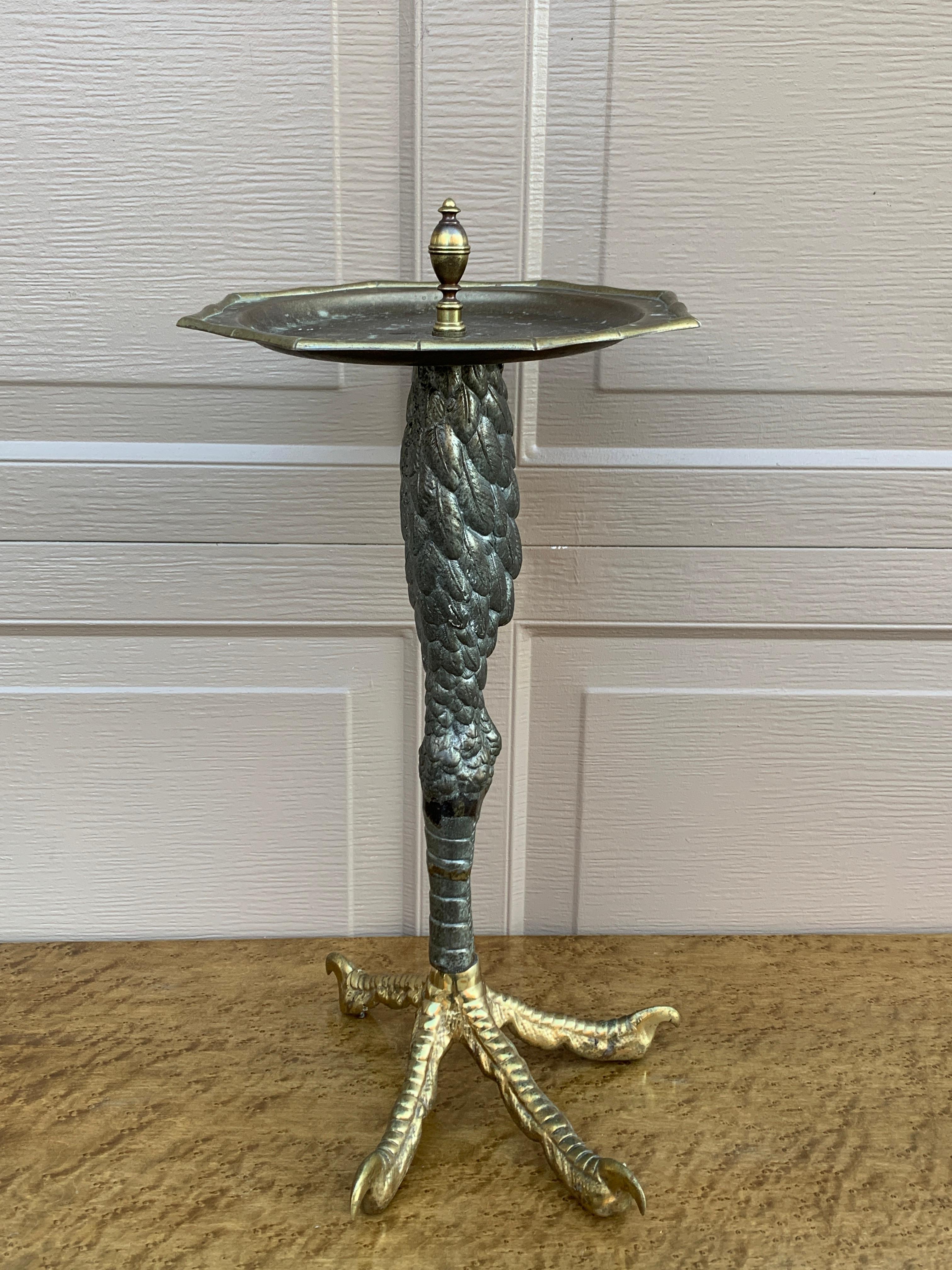 Magnifique table d'appoint ou table à boissons en laiton moulé de style Art Nouveau français

États-Unis, fin du 20e siècle

Dimensions : 10 