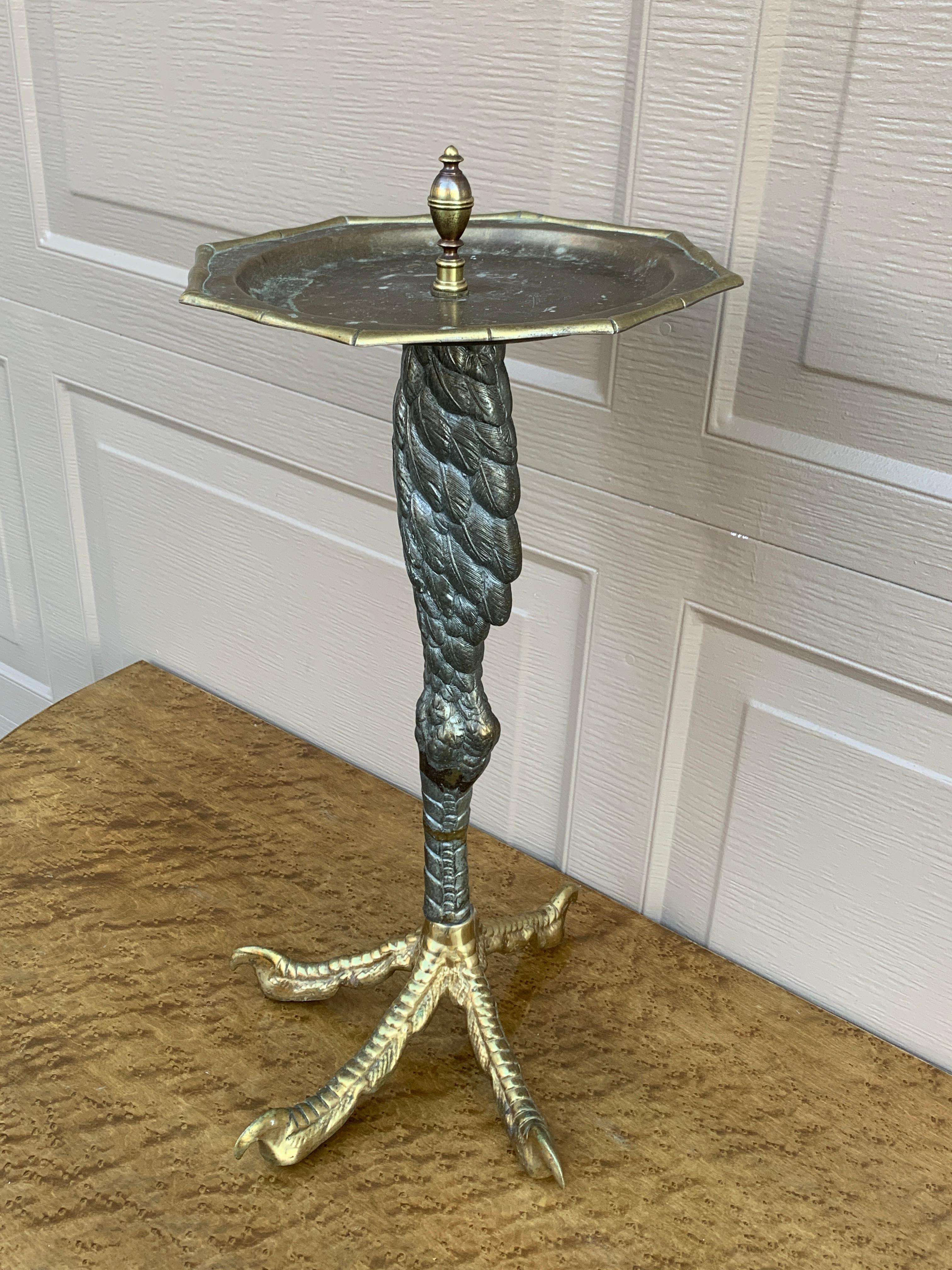 Américain Table d'appoint à pattes d'autruche et talon, finition bronze en vente