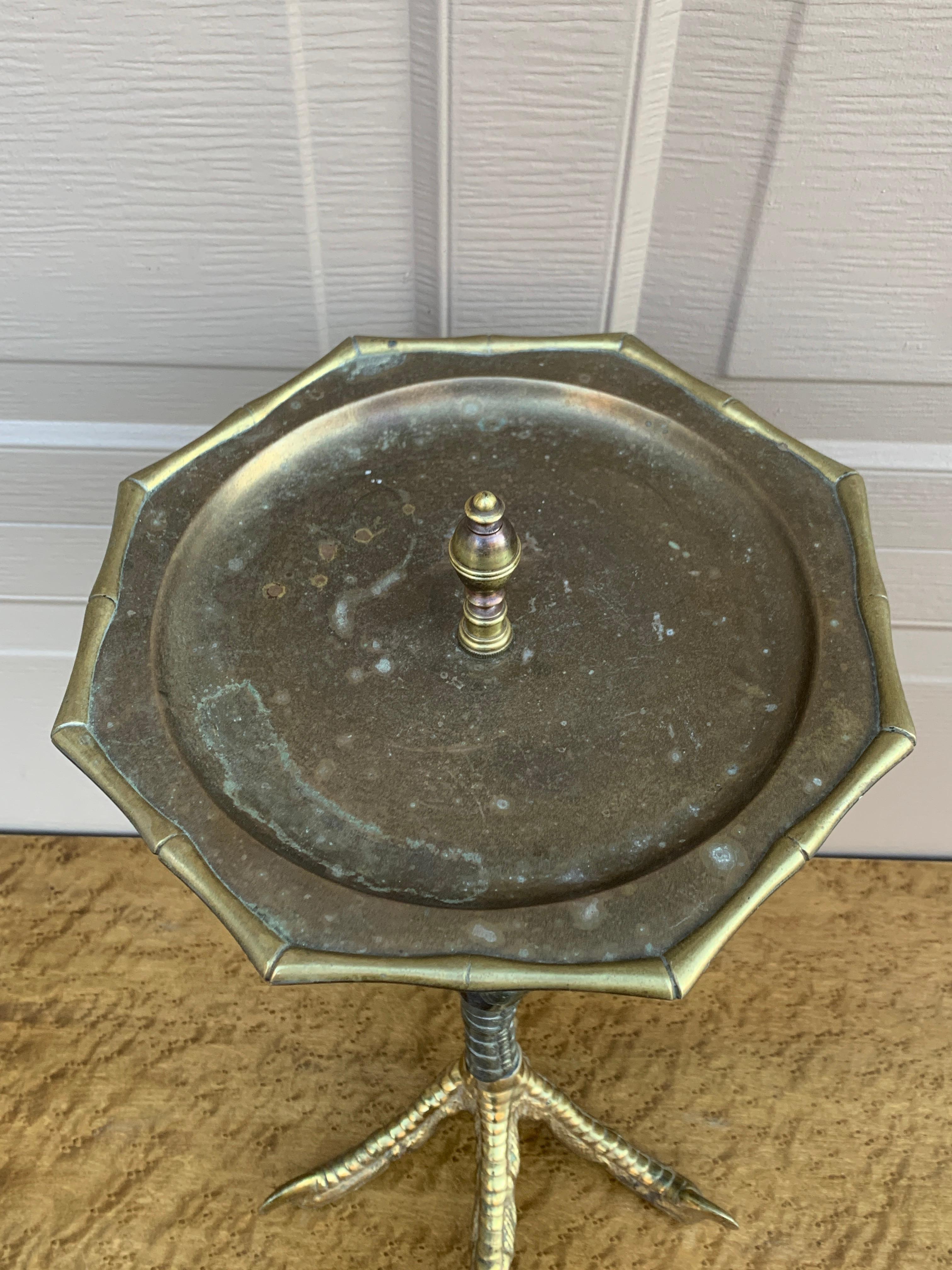 20ième siècle Table d'appoint à pattes d'autruche et talon, finition bronze en vente