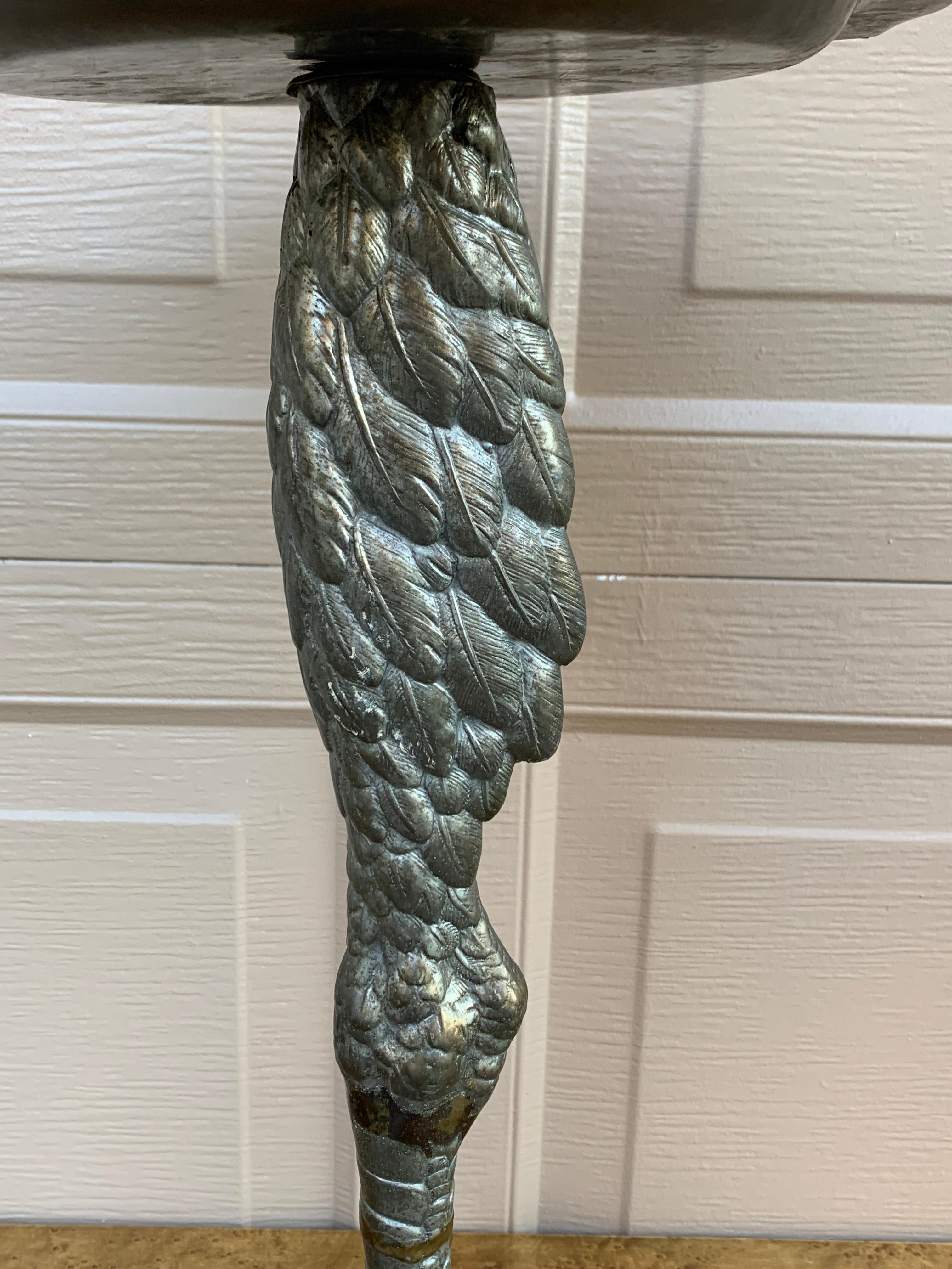 Laiton Table d'appoint à pattes d'autruche et talon, finition bronze en vente