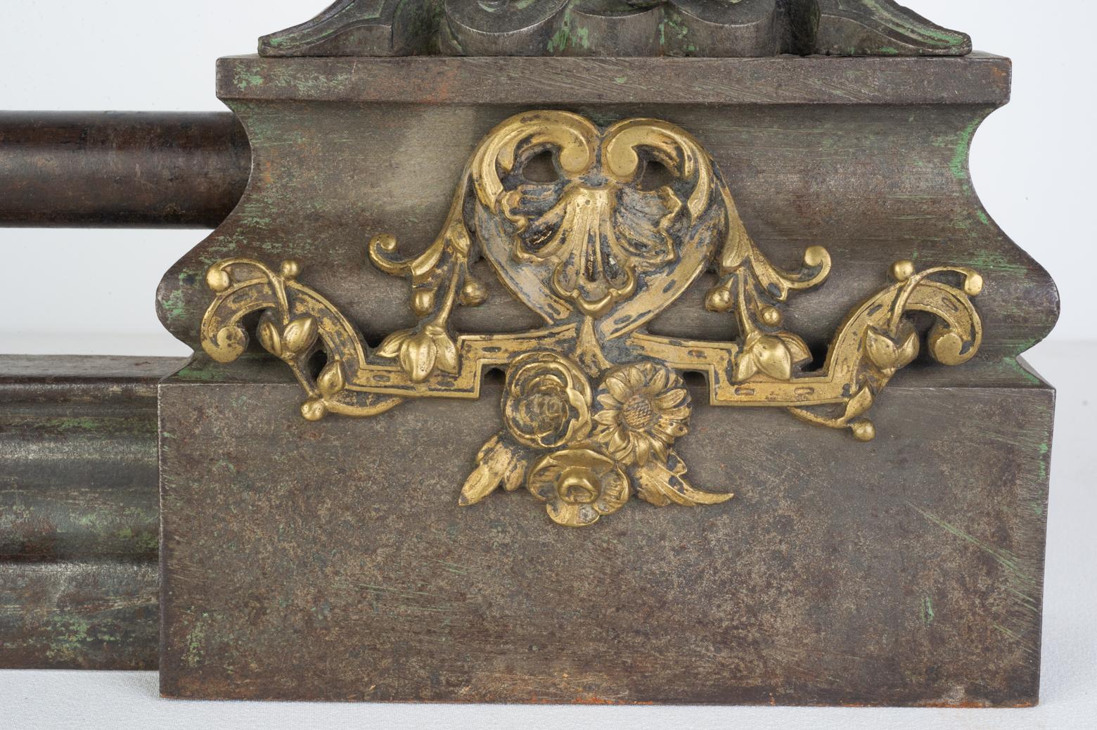 Effet bronze Cheminée en bronze  Défenseur ou panneau frontal à facettes avec putti en vente