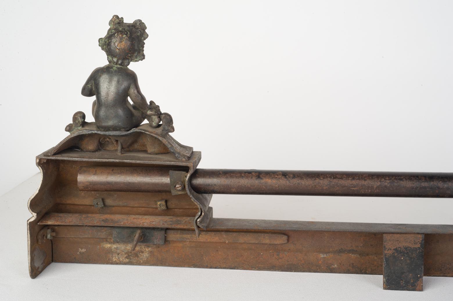 Cheminée en bronze  Défenseur ou panneau frontal à facettes avec putti Bon état - En vente à Alessandria, Piemonte
