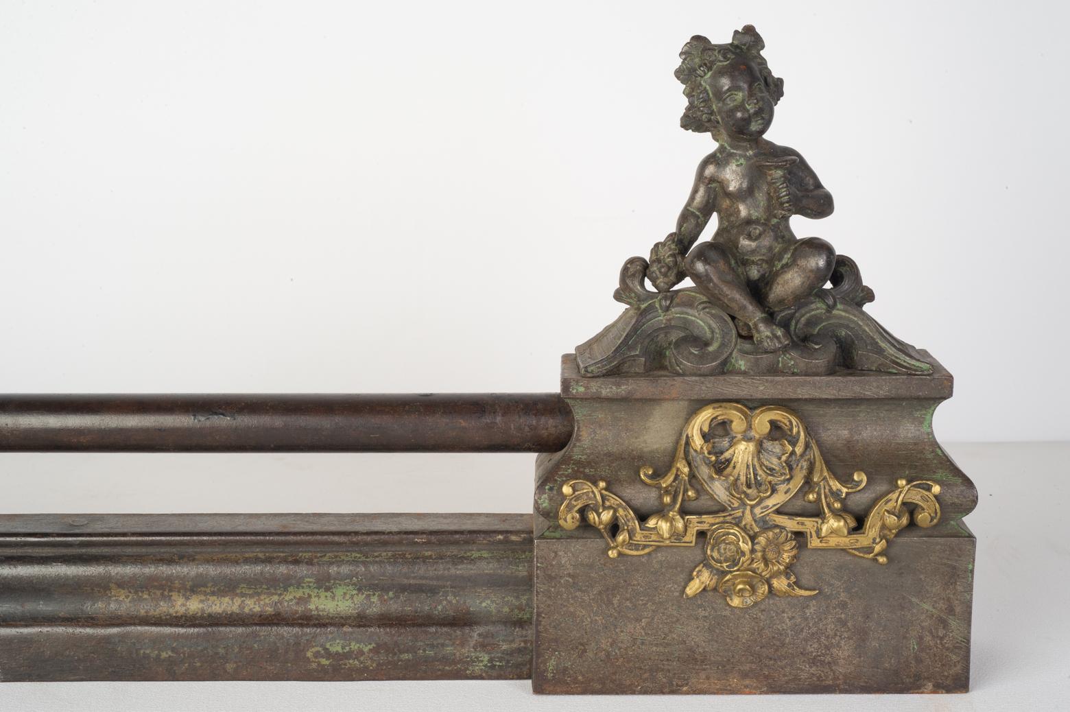 XIXe siècle Cheminée en bronze  Défenseur ou panneau frontal à facettes avec putti en vente