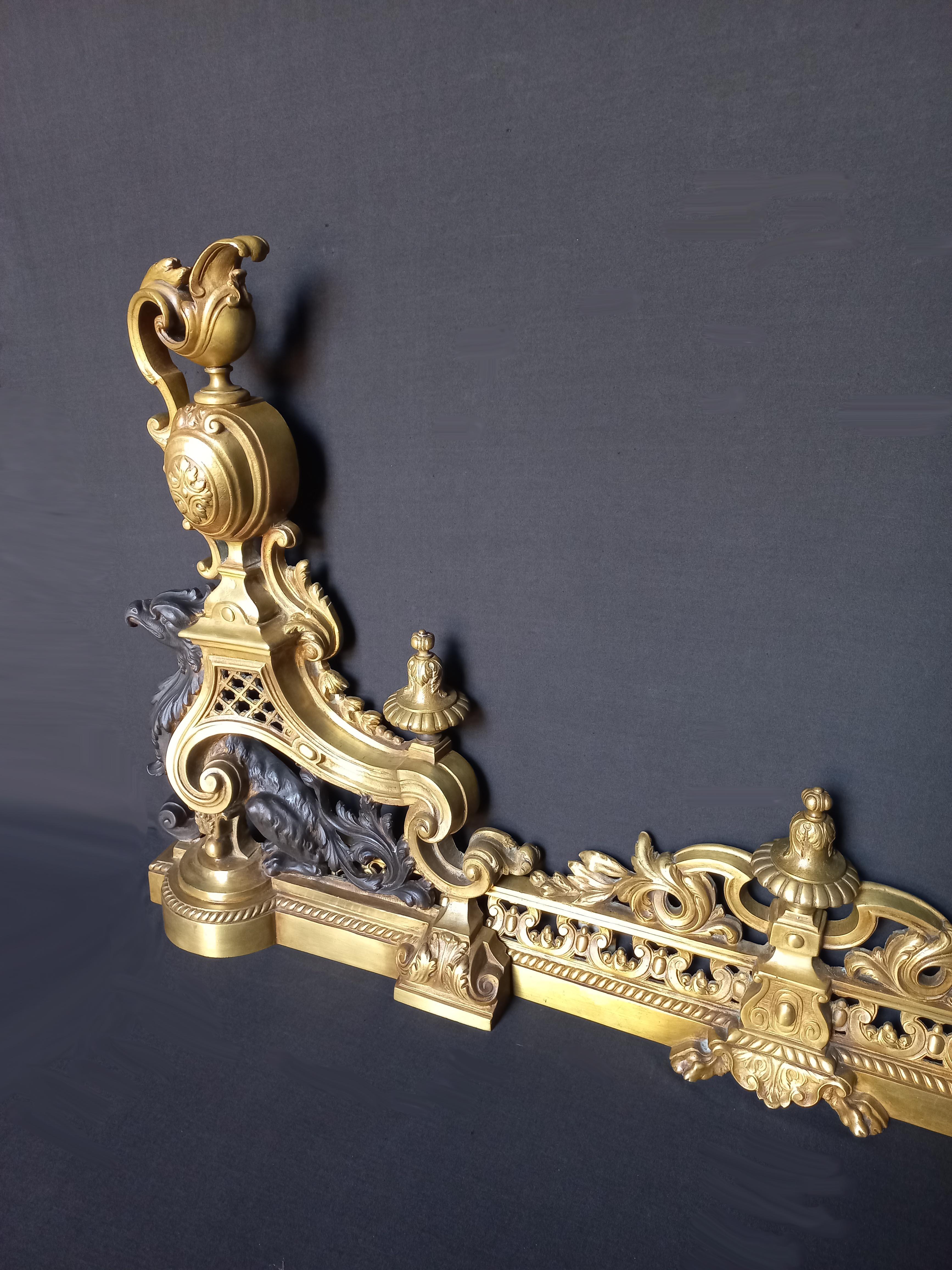 Castle trim for fireplace, in bronze. Richly decorated with vases, foliage, scrolls, chimeras with black patina, acanthus leaves. Adjustable dimensions: maximum width: 130 cm. Minimum width: 40.16 inches. Period of the end of the 19th century. In