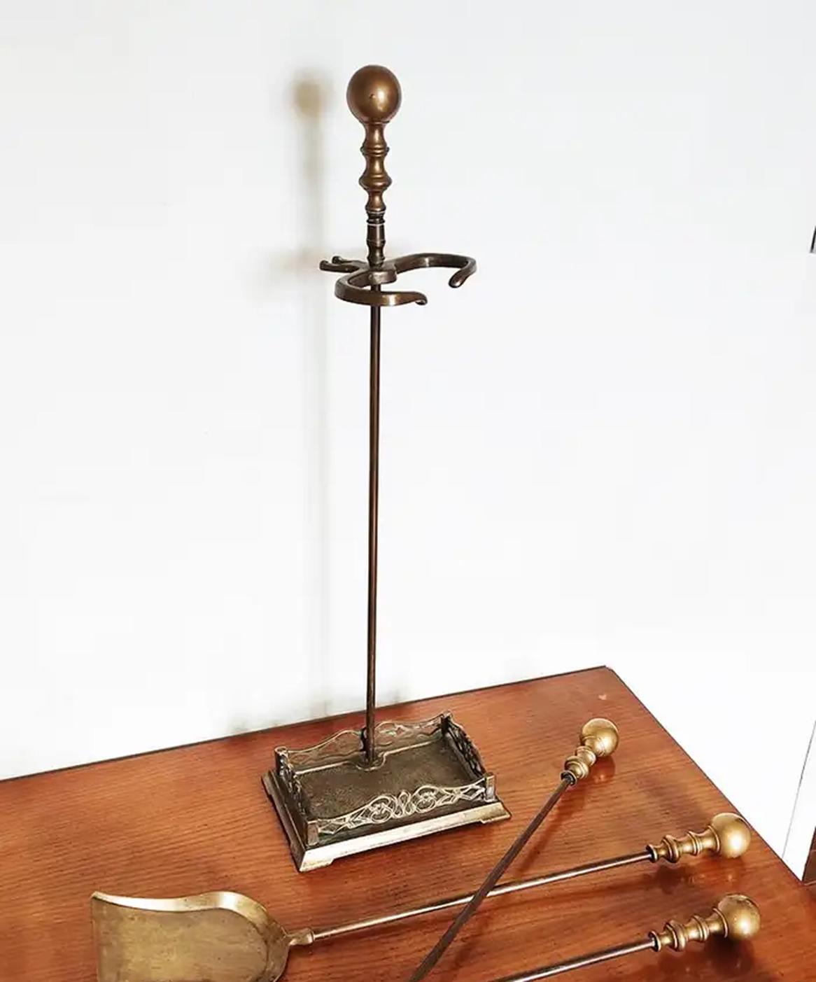 Bronze Fireplace Utensils From The Early 20th Century or Earlier In Good Condition For Sale In Mombuey, Zamora