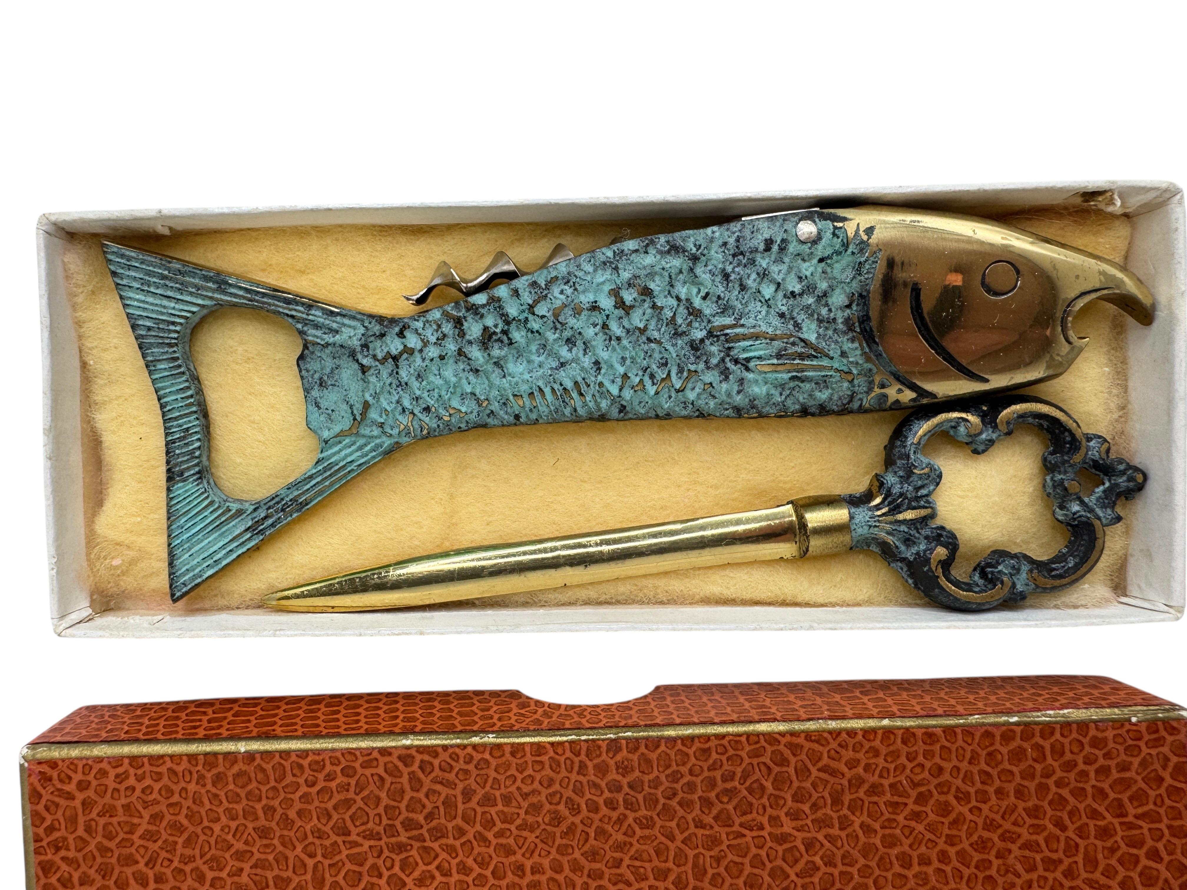 Clásico juego de abrebotellas y abrecartas sacacorchos de principios de los 60 en caja antigua original. Un bonito complemento para tu escritorio, mesa o simplemente para usar en tu barra o carrito de bar. Encontrado en una venta de bienes en