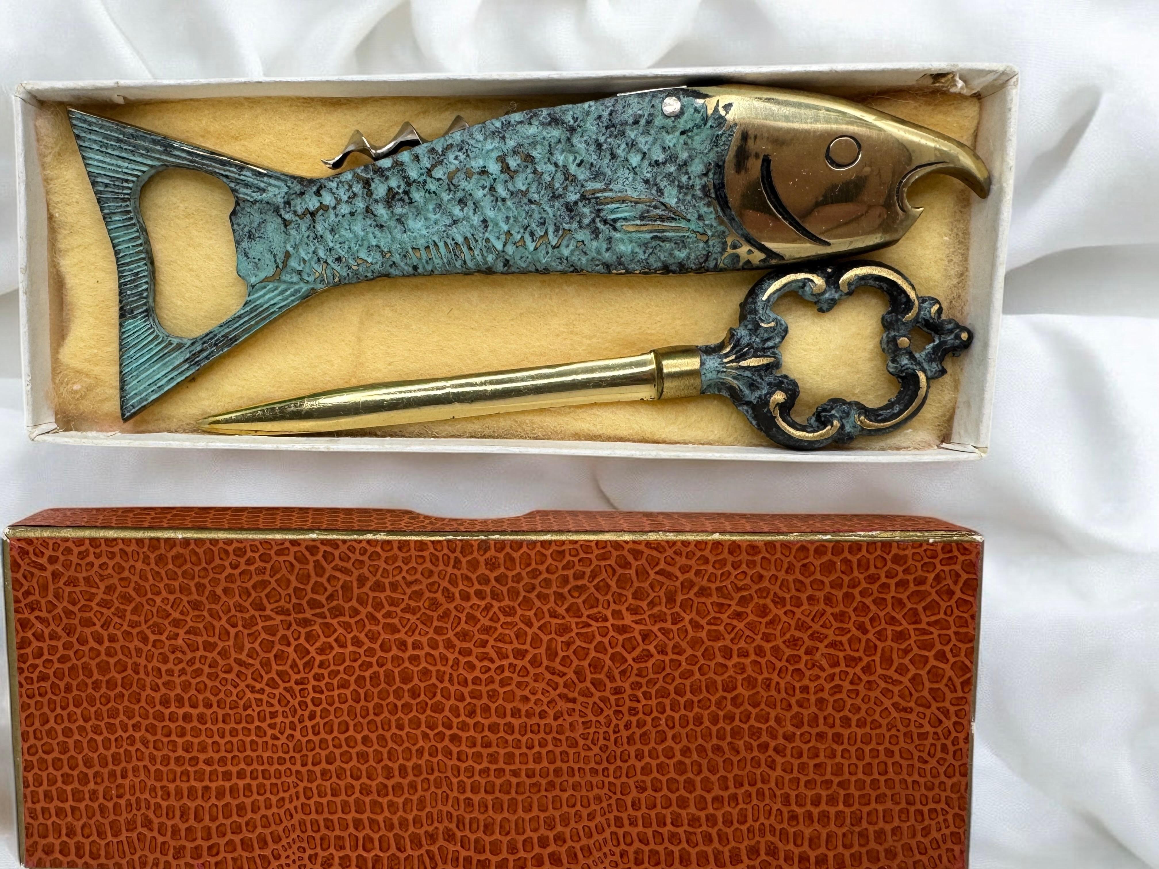 Juego de sacacorchos y abrecartas de pez de bronce, mediados de los años 50 Alemania mediados del siglo XX en venta