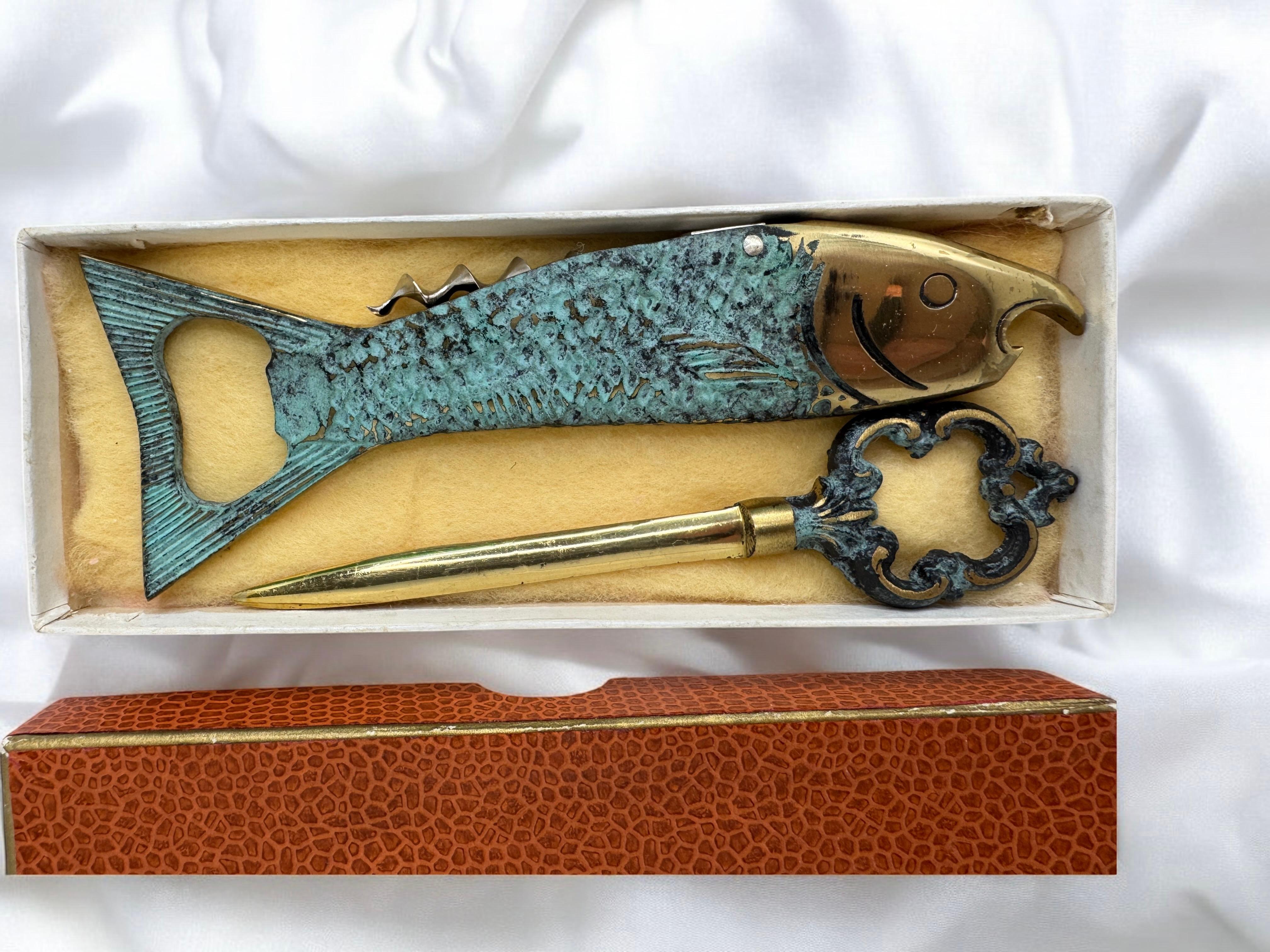 Juego de sacacorchos y abrecartas de pez de bronce, mediados de los años 50 Alemania Bronce en venta