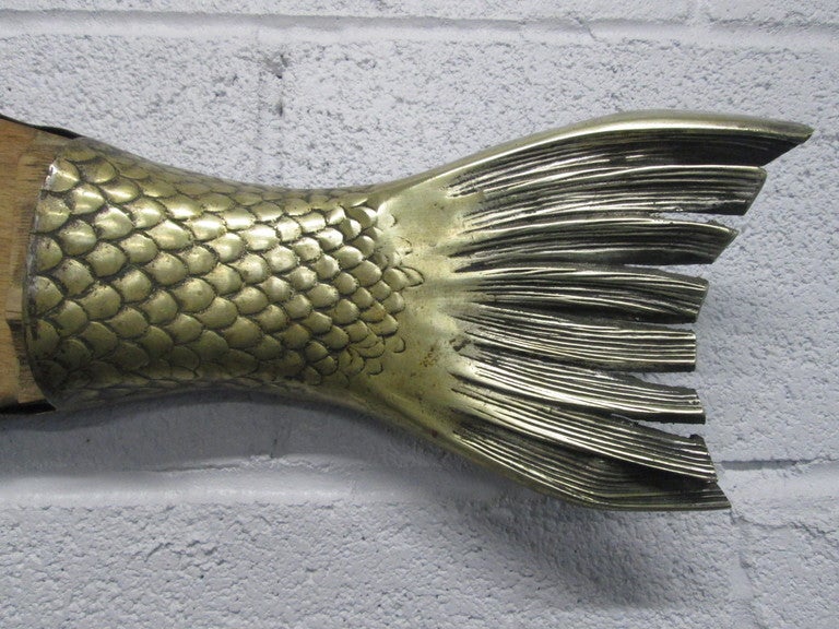 Fischschneide- oder Käsebrett aus Bronze (Moderne der Mitte des Jahrhunderts) im Angebot