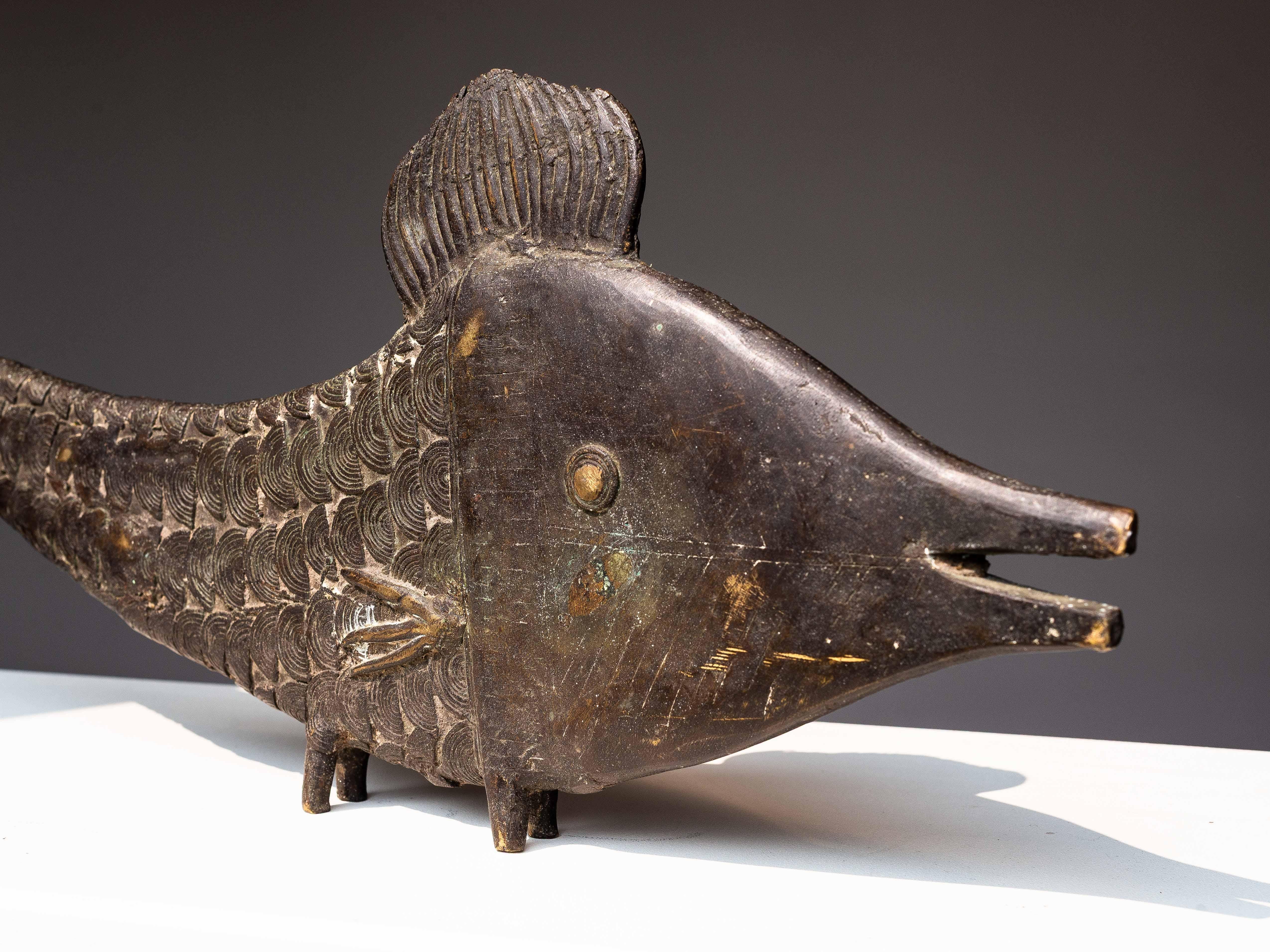20ième siècle Bronze Fish Sculpture, Benin West Africa, Mid-20th Century en vente