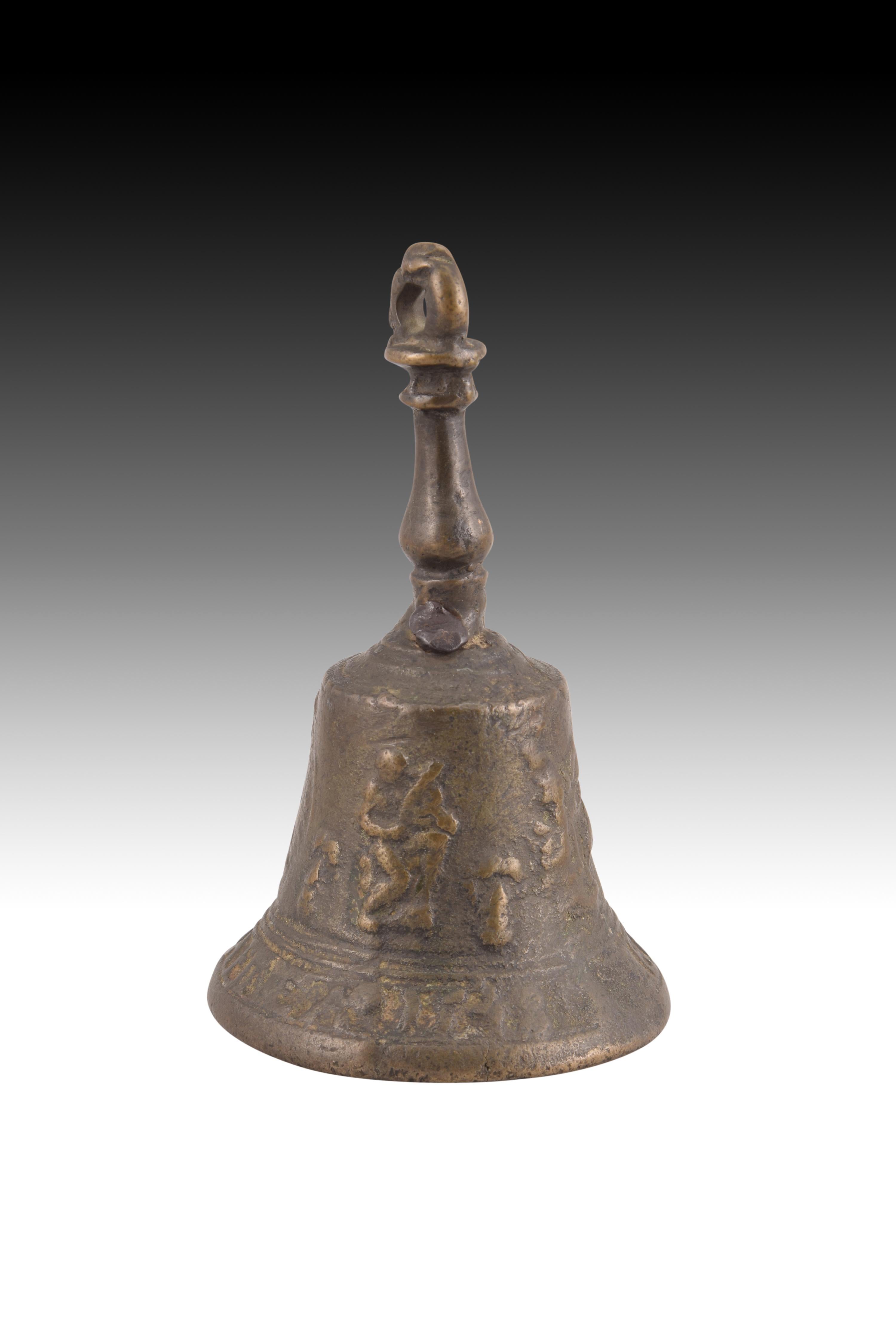 Flemish bell. Bronze. Century XVI. 
Bell with clapper made of bronze and decorated with plant and figurative elements on the body of the same, located on an inscription in Latin and capital letters that follows the most common models in these