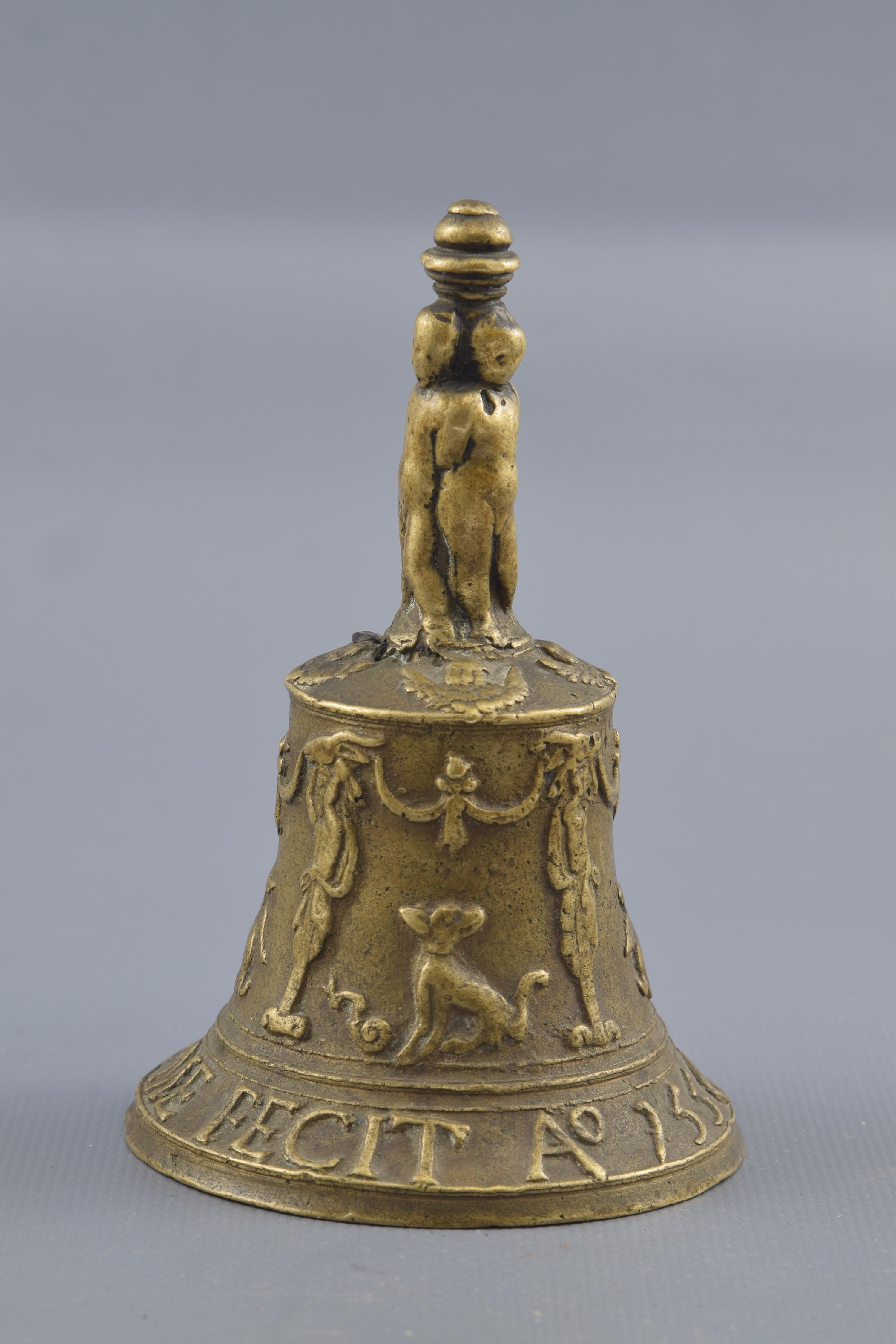 Flemish hand bell. Bronze. Morel, 1556.
Bell with clapper made of bronze that presents a decoration in relief to the outside (figures on the handle, heads of winged angels, on the body, a figurative composition under bow garlands accompanied by