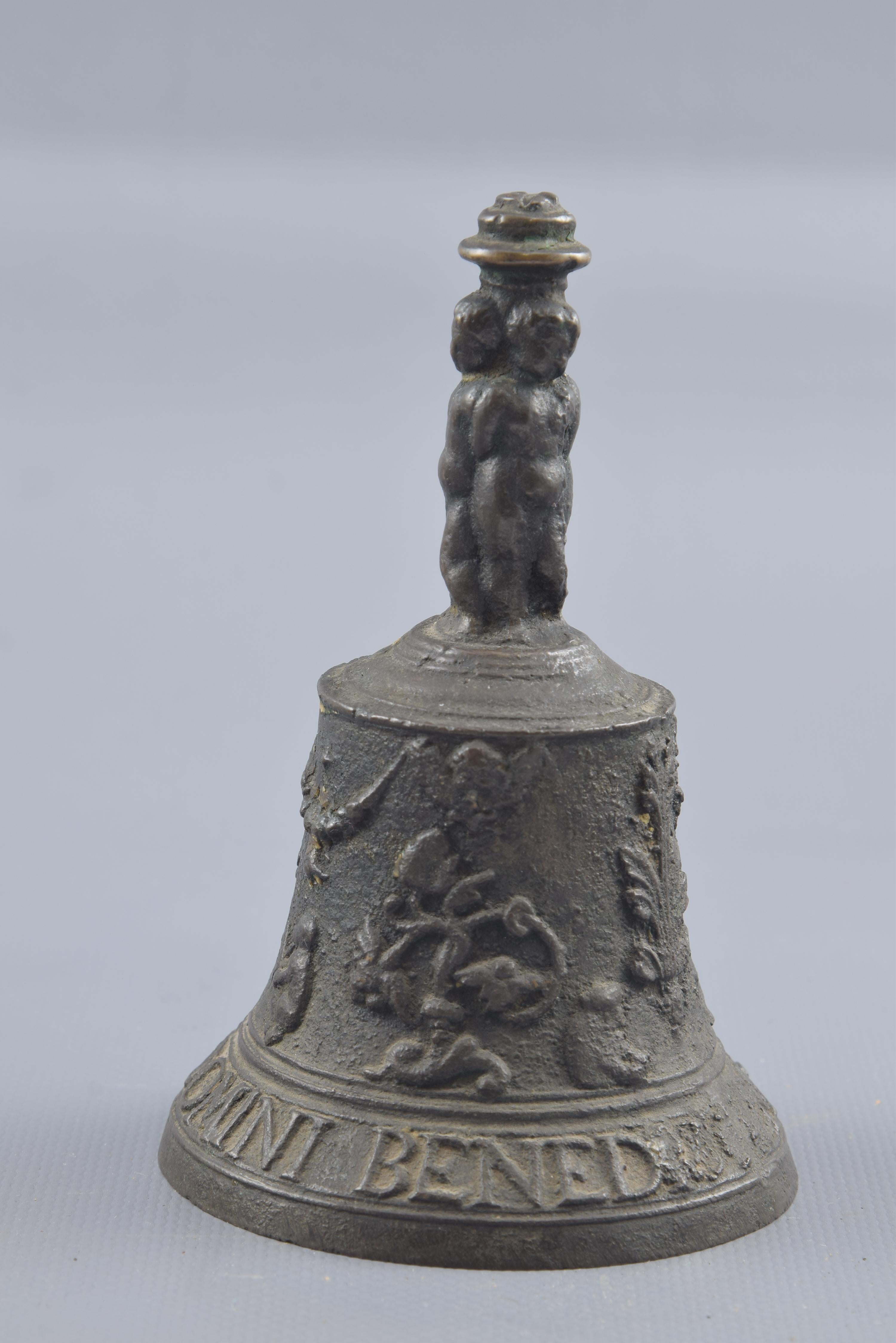 Flemish hand bell. Bronze, 16th century
Bell with ball clapper made of bronze that presents a decoration in relief to the outside (figures on the handle; a figurative composition under wreaths on the body, with small figures and a large one playing