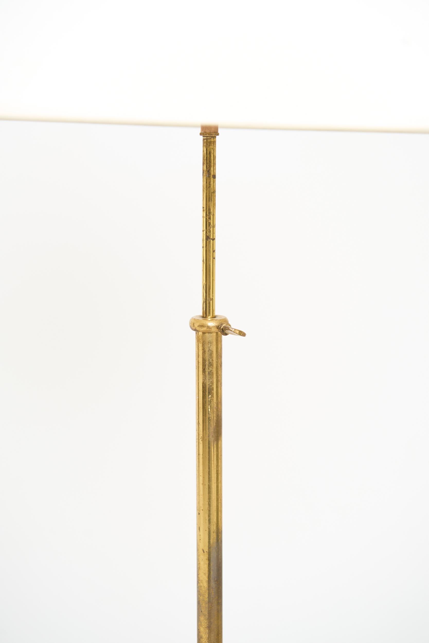 Lámpara de pie telescópica de bronce, con patas de león, atribuida a la Maison Jansen
Francia, años 50
Con la pantalla: 166,5 cm de alto por 46 cm de diámetro
Sólo base de la lámpara: 142 cm de alto por 42 cm de diámetro