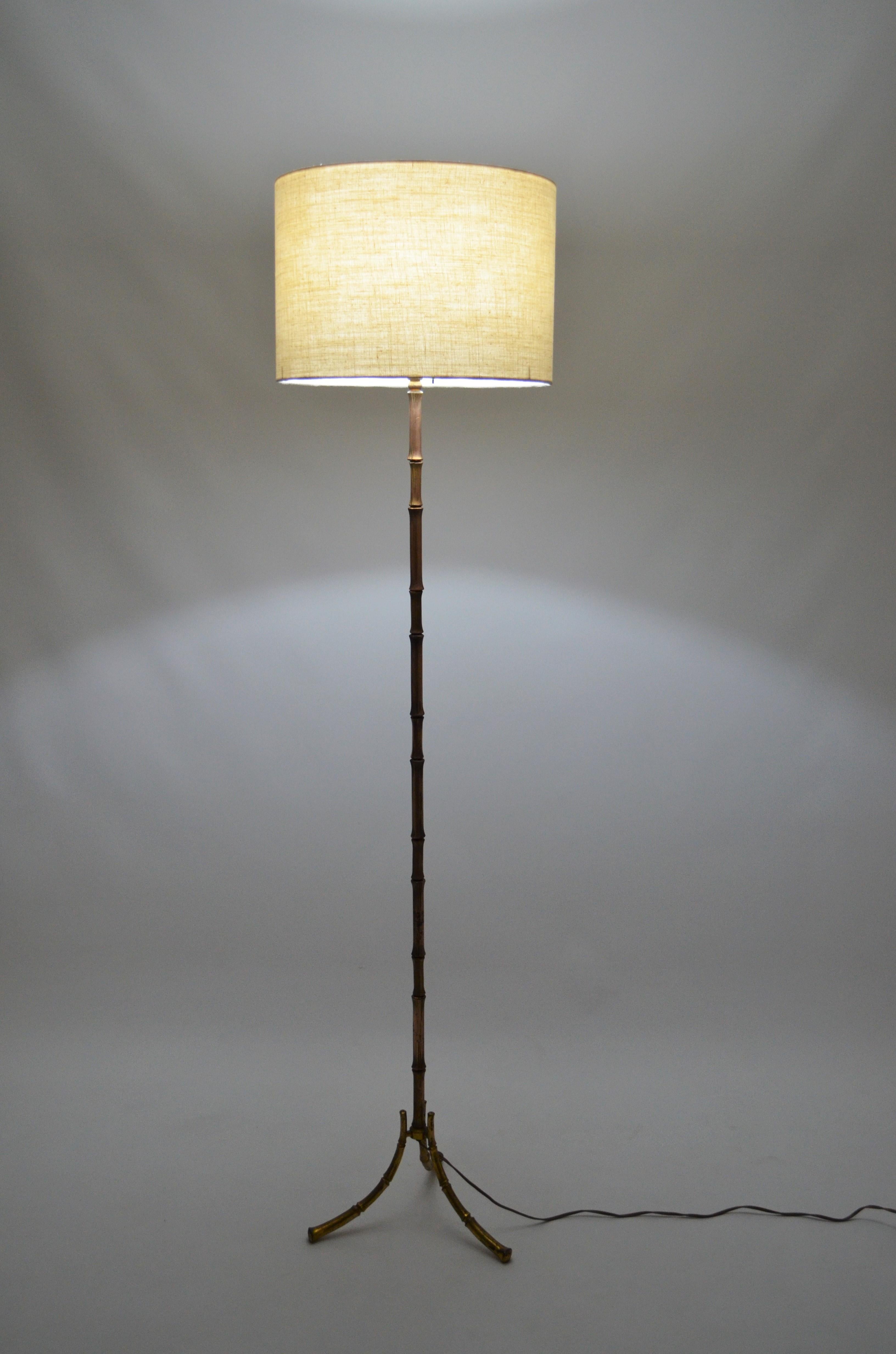 Tripod floor lamp in bronze produced by Maison Baguès, France.
It rests on three curved legs and a central tree imitating bamboo.
The floor lamp has a patina that gives it a lot of charm.
height: 145 cm, 163 cm with the lampshade
Lampshade