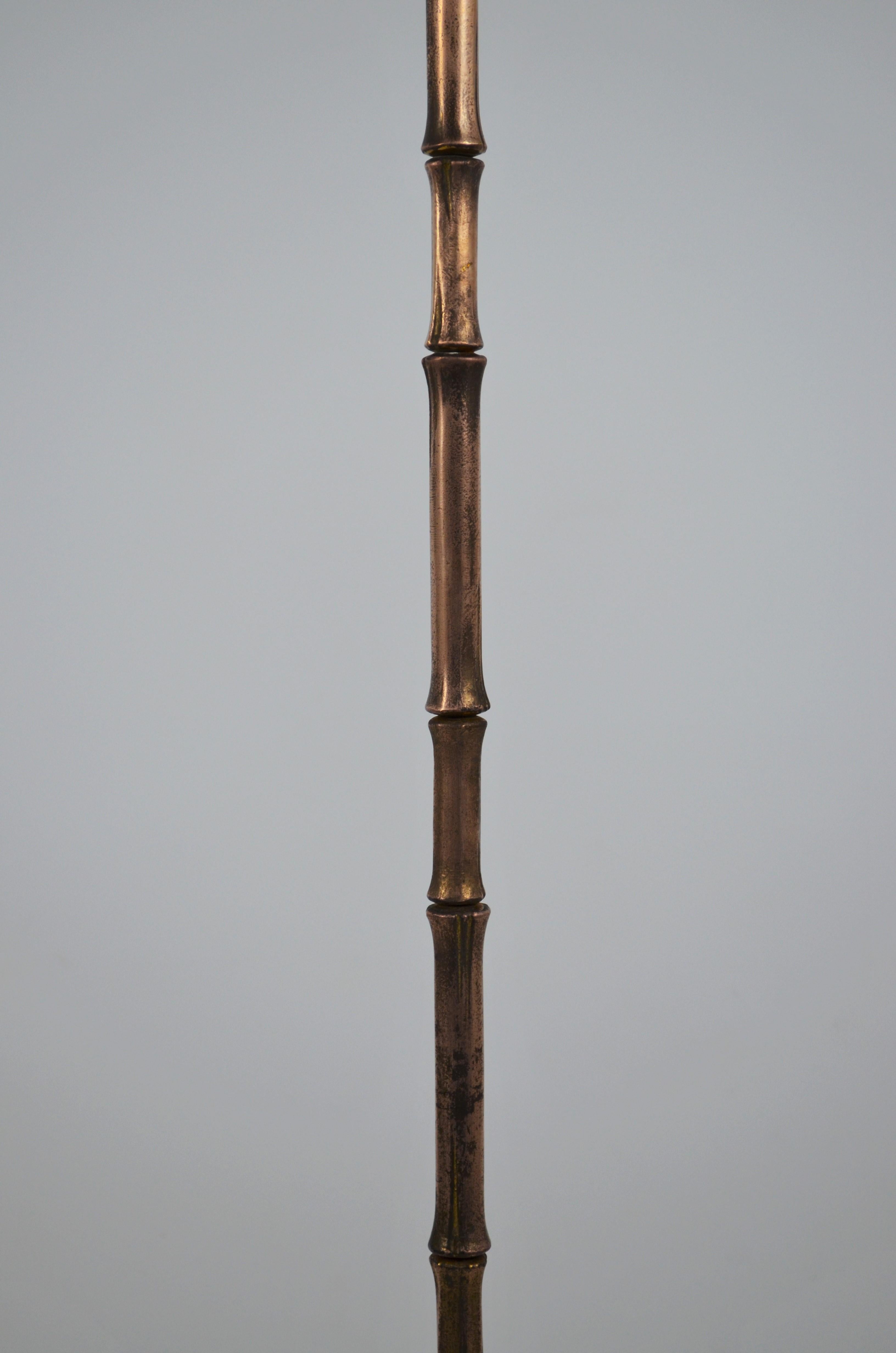 Milieu du XXe siècle Lampadaire en bronze, modèle en bambou, Maison Baguès, France, vers 1950 en vente