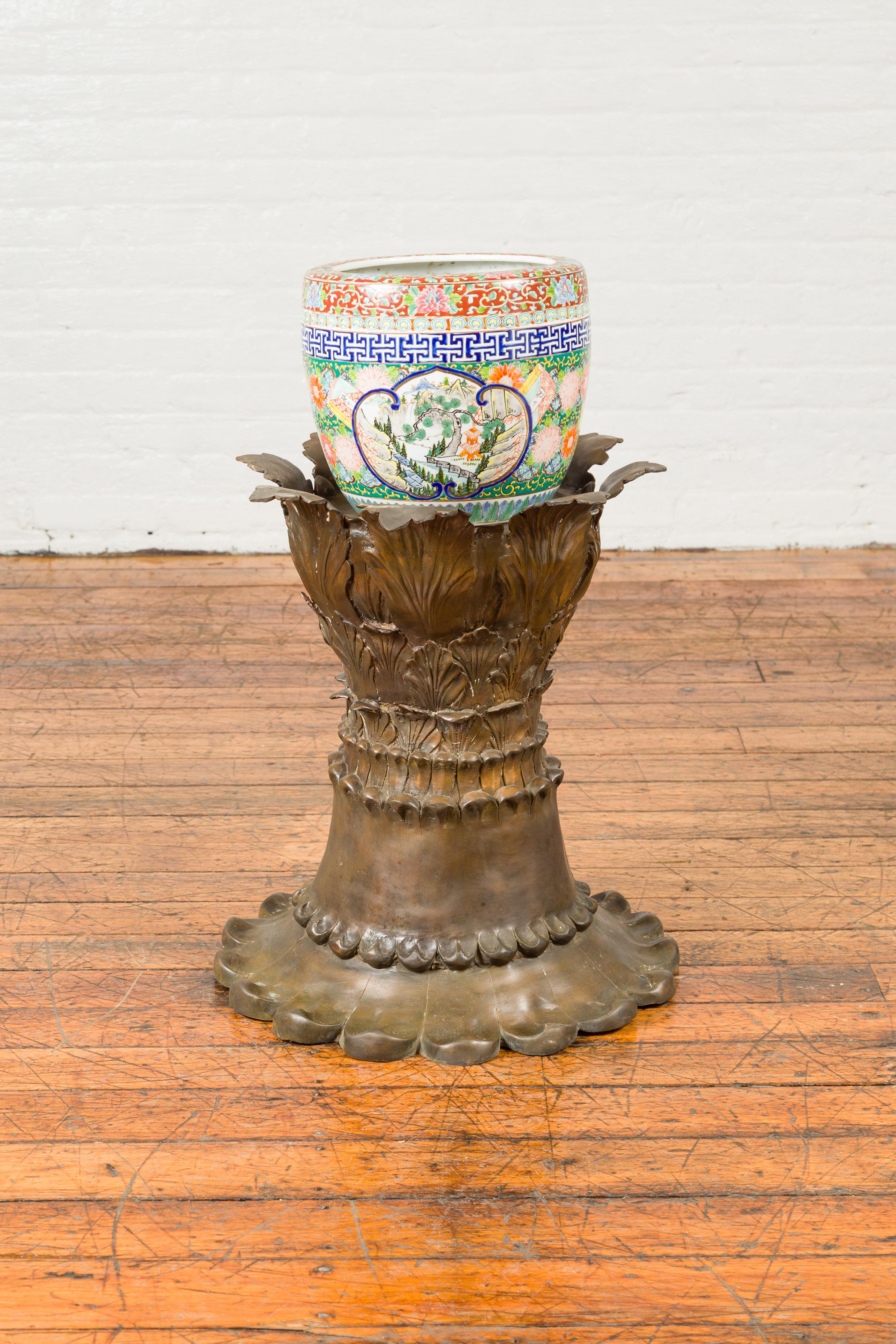 A contemporary bronze flower pedestal with acanthus leaves and palmettes. Created with the traditional technique of the lost-wax (à la cire perdue) that allows a great precision in the details, this pedestal charms us with its golden tones and