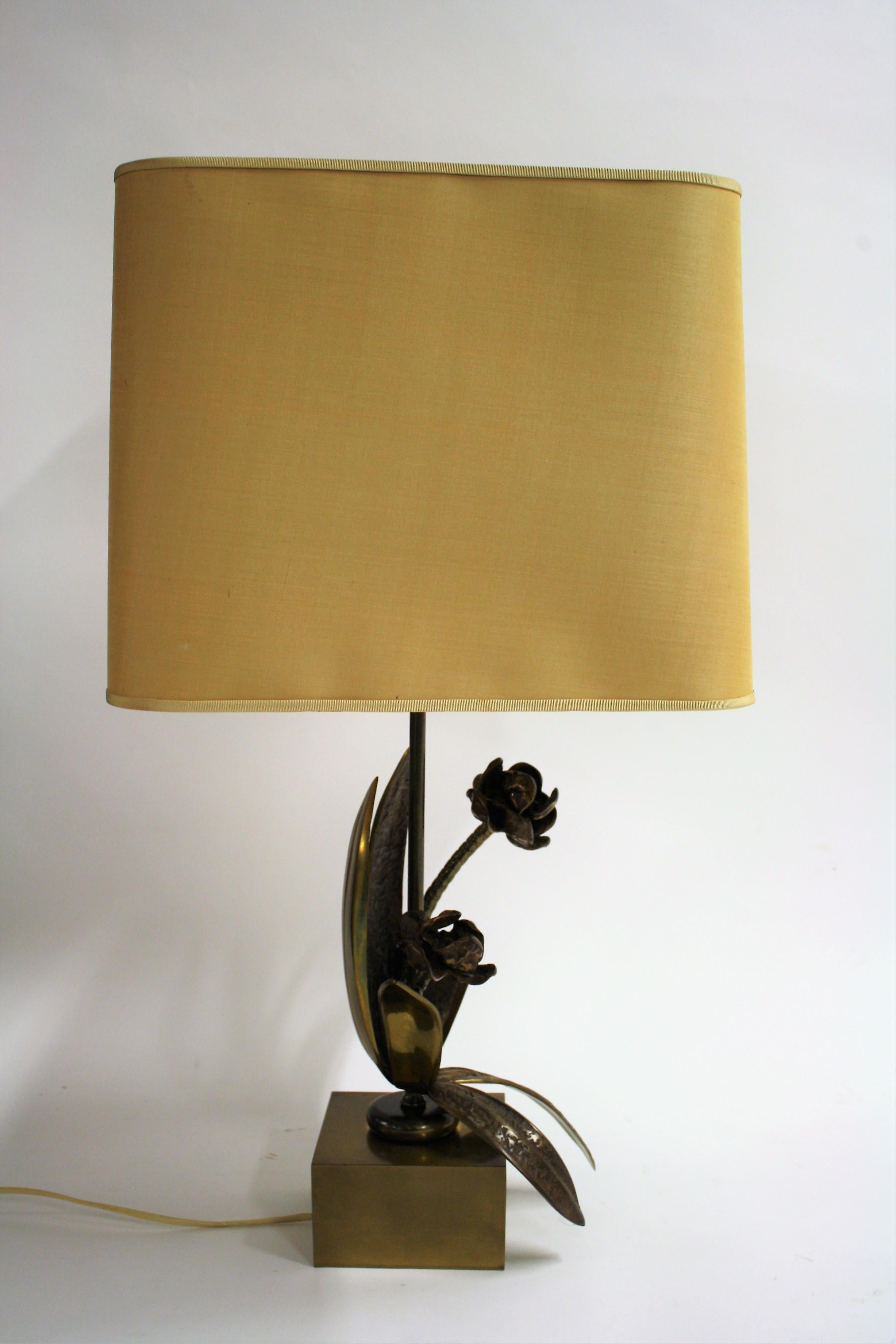 Vintage sculptural bronze flower lamp mounted on a brass base.

Comes with the original square lamp shade.

Beautiful original condition, light patina on the base.

The lamp has been sculpted with eye for detail just like the stunning maison