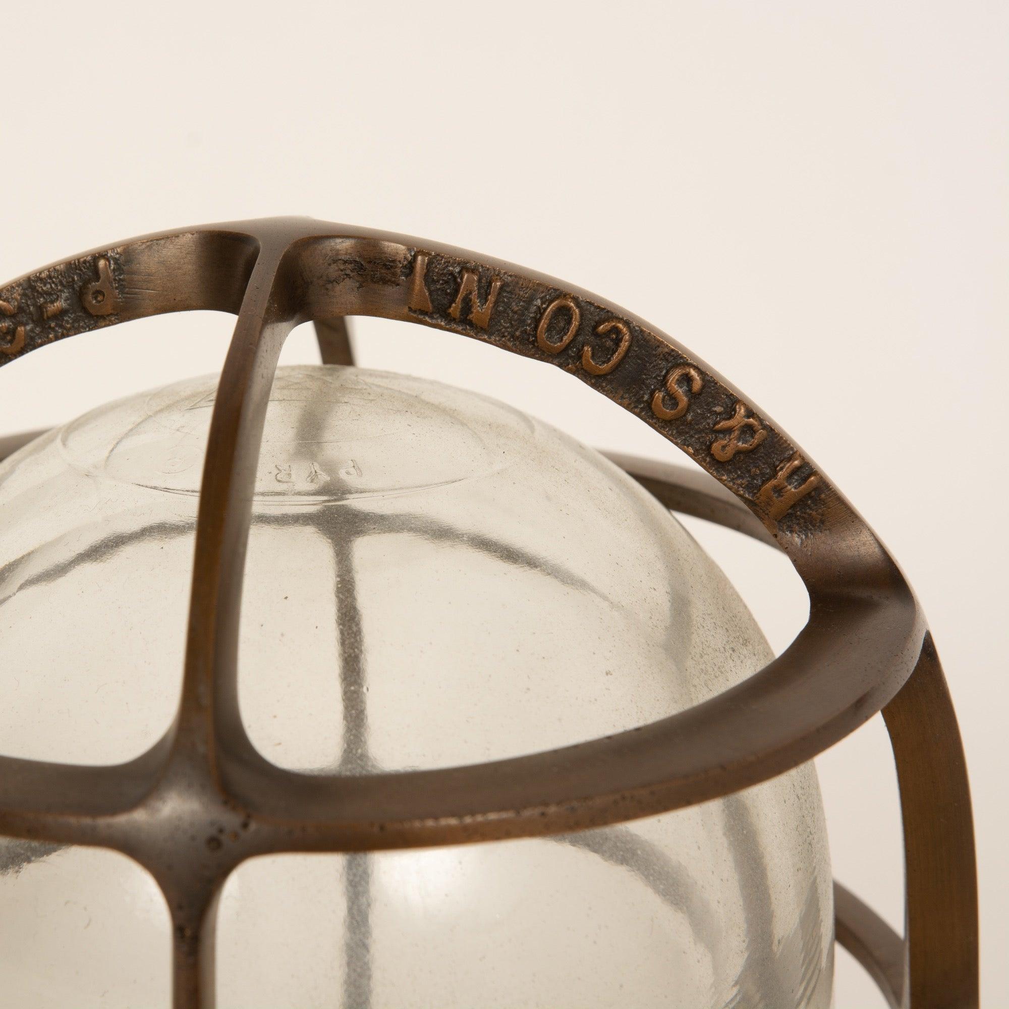 Un luminaire industriel encastré de superbe qualité en bronze moulé patiné avec un épais diffuseur de lumière en verre transparent encastré dans une cage.